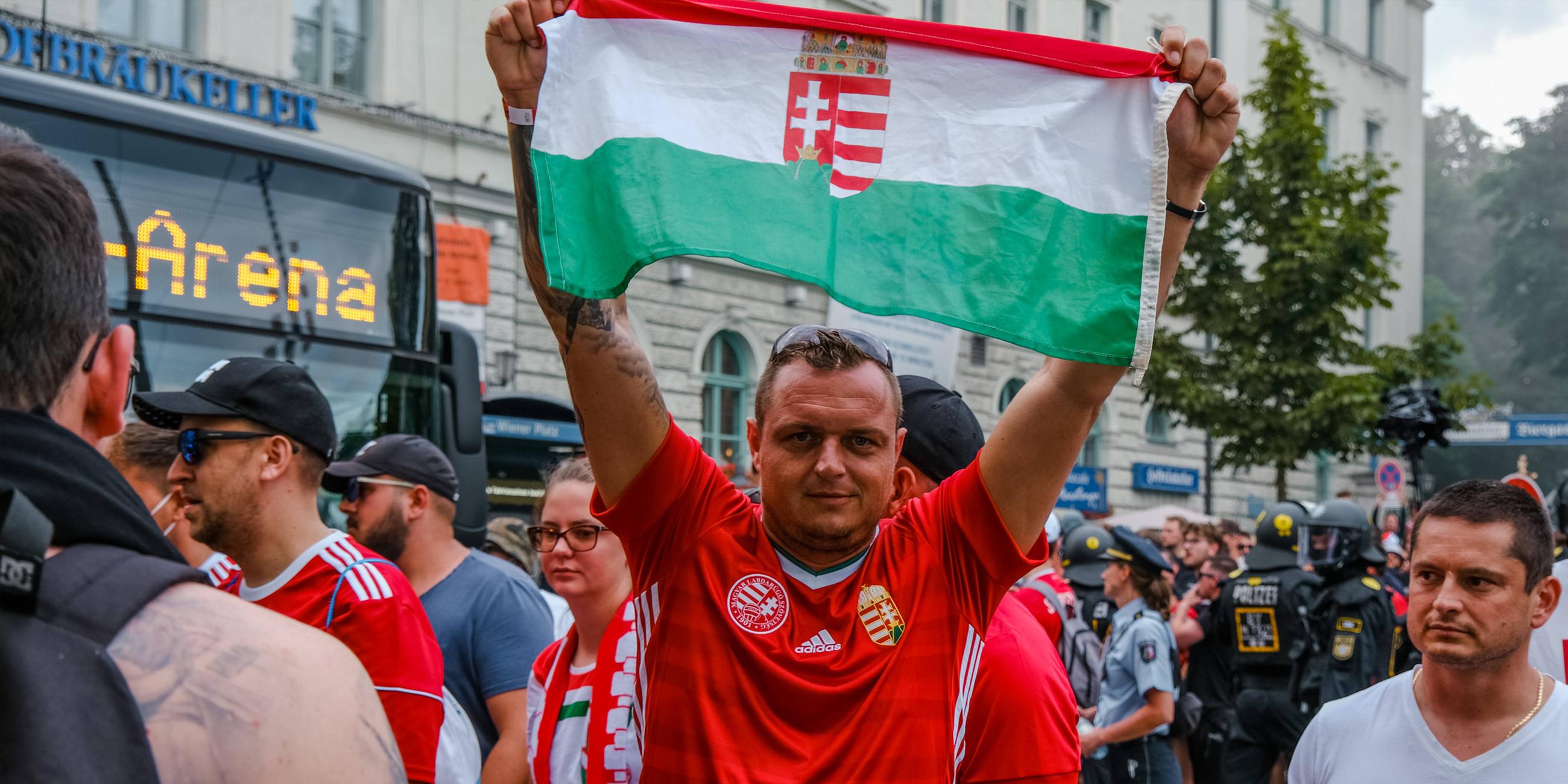 Archiv: Ungarische Fußballfans treffen sich, unter den meist friedlichen Fans waren auch einige Ultras der Carpathian Brigade. 