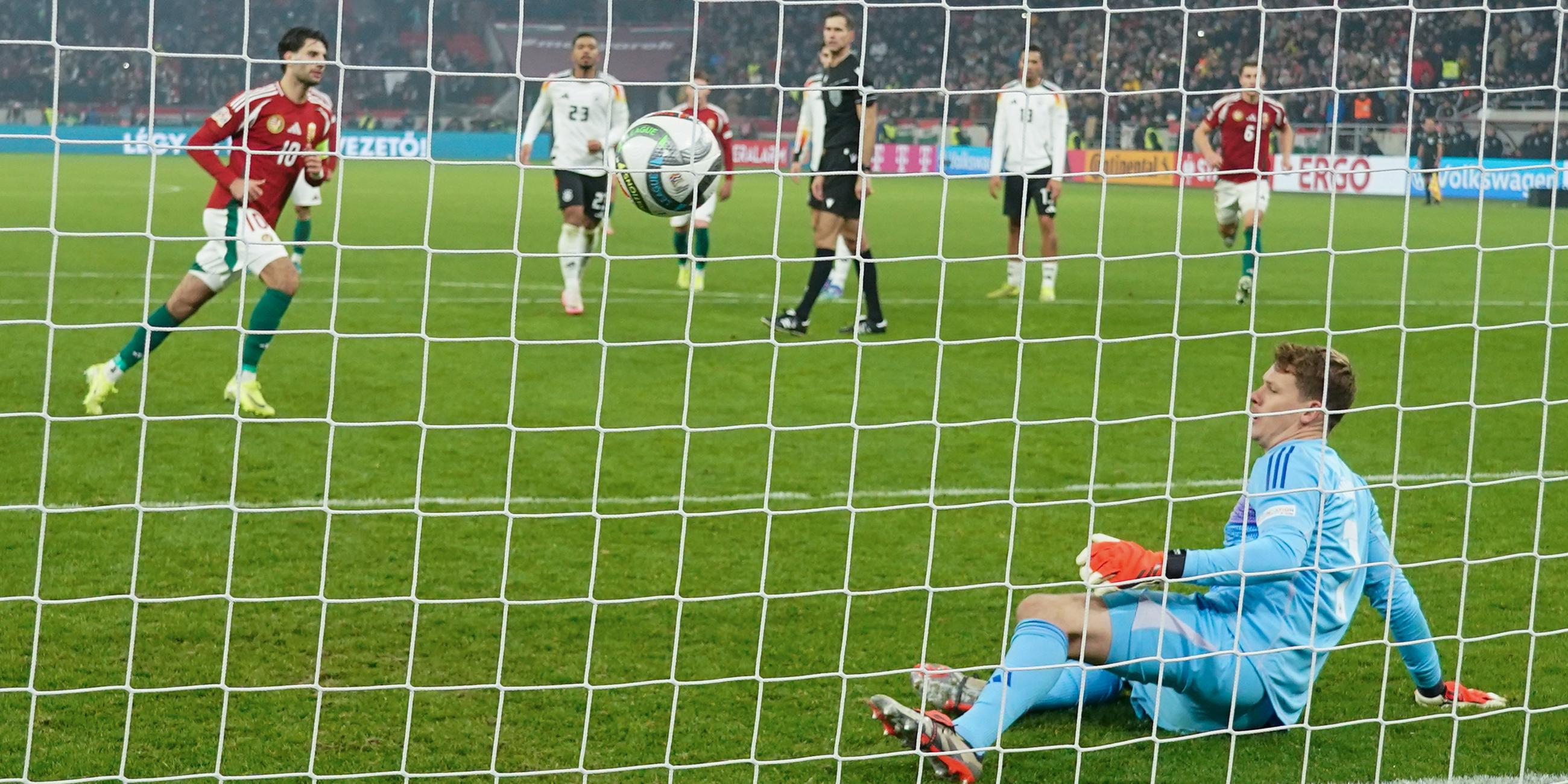 Dominik Szoboszlai erzielt per Elfmeter gegen Deutschlands Torhüter Alexander Nübel (r) das Tor zum 1:1.