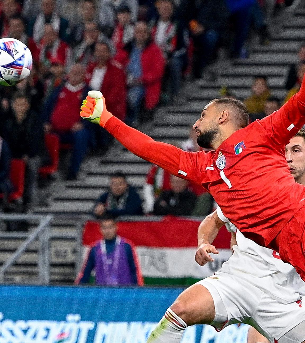 Italiens Torwart Gianluigi Donnarumma in Aktion im Spiel gegen Ungarn am 26.09.2022 in Budapest.