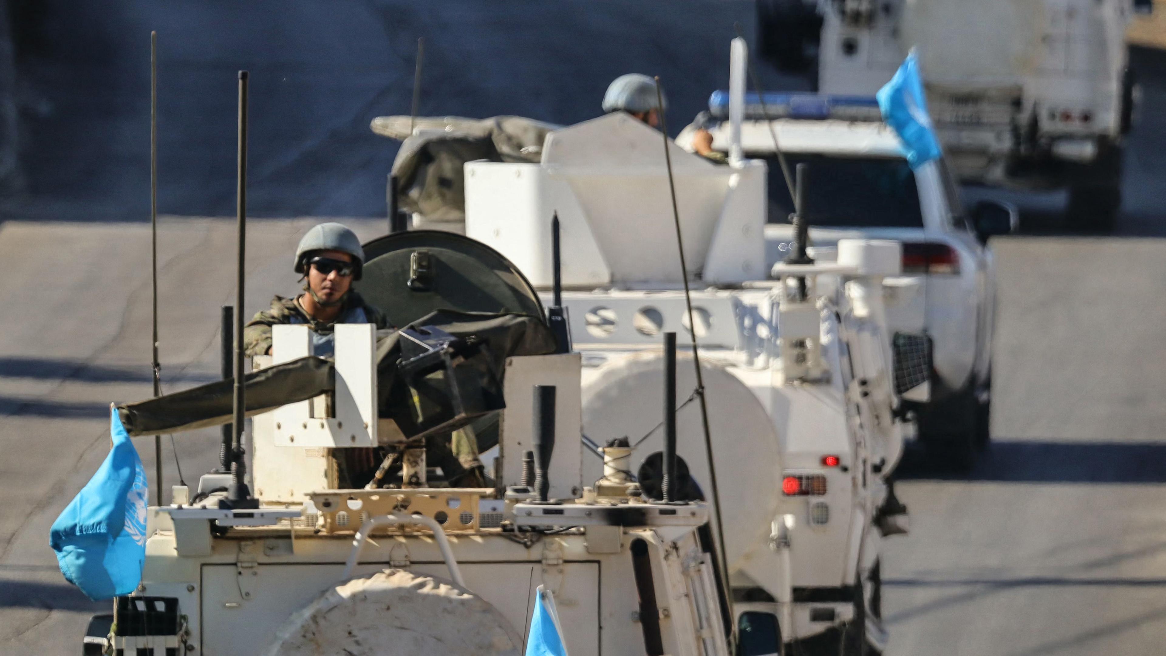 Fahrzeuge der Interimstruppe der Vereinten Nationen im Libanon (UNIFIL) fahren im Libanon Patrouille