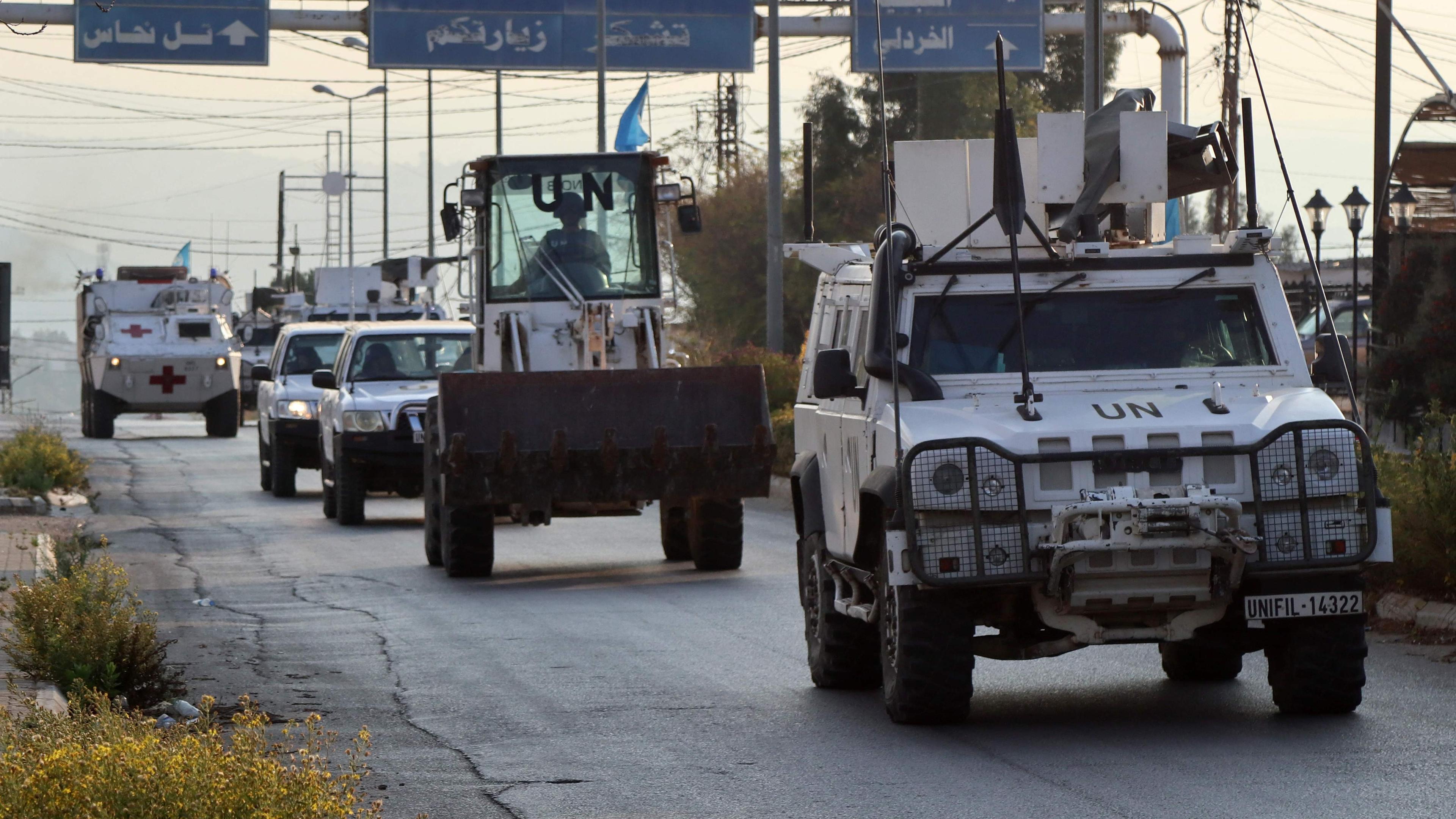 UNIFIL-Fahrzeuge fahren auf einer Straße im Libanon.