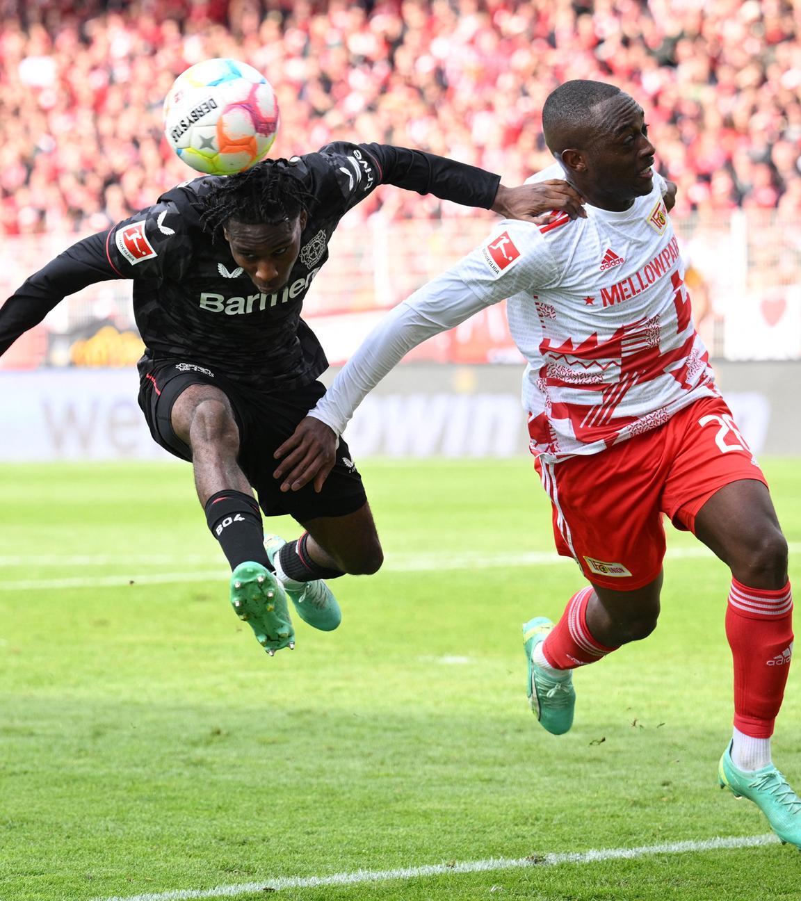 Bundesliga - 1. FC Union Berlin gegen Bayer Leverkusen - Stadion an der Alten Forsterei, Berlin, Deutschland - 29.04.2023 Jeremie Frimpong von Bayer Leverkusen im Einsatz mit Jerome Roussillon vom 1. FC Union Berlin