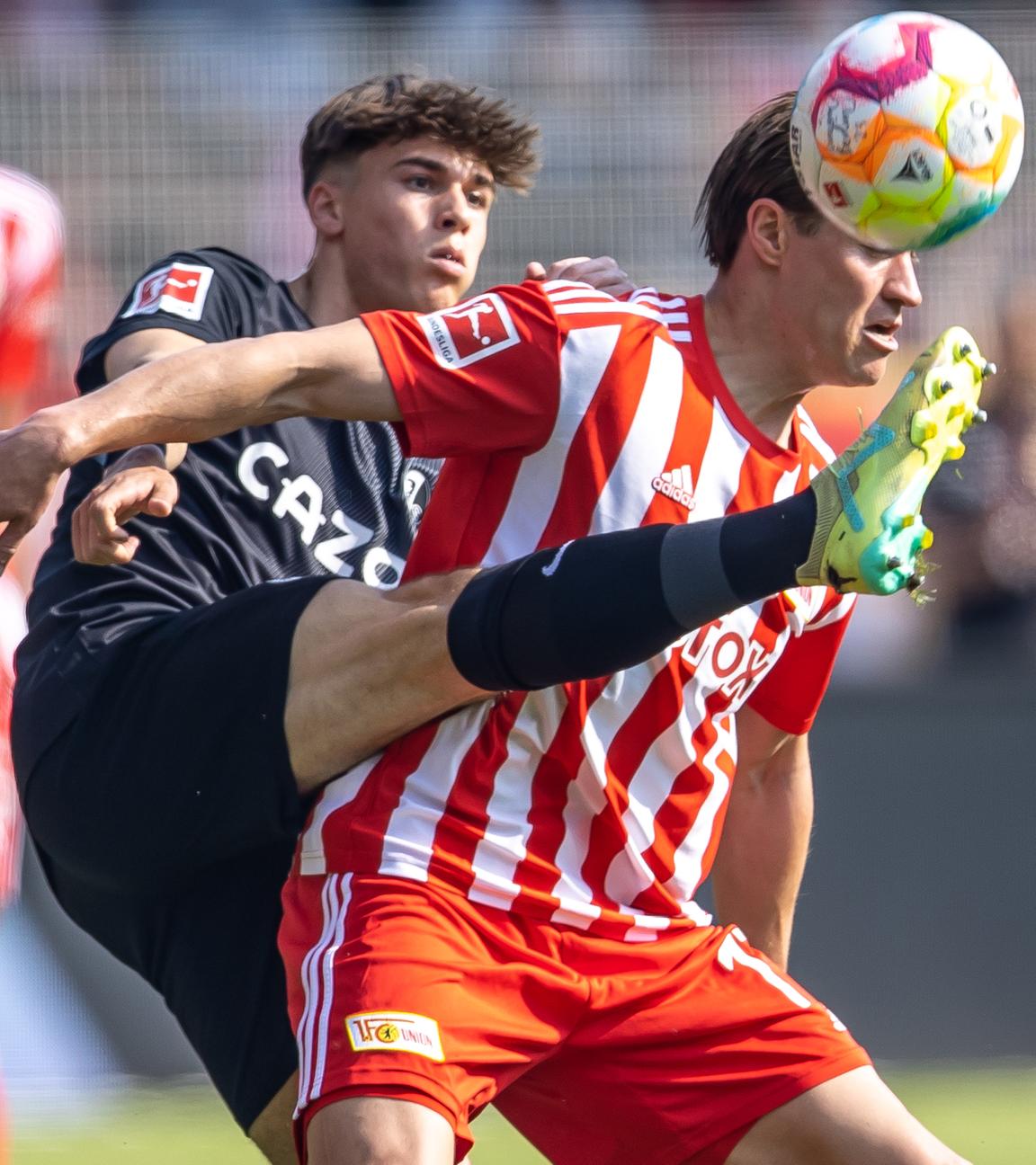 13.05.2023, Berlin: Fußball: Bundesliga, 1. FC Union Berlin - SC Freiburg, 32. Spieltag, An der Alten Försterei. Noah Weißhaupt von SC Freiburg kämpft gegen Berlins Kevin Behrens (r) um den Ball.