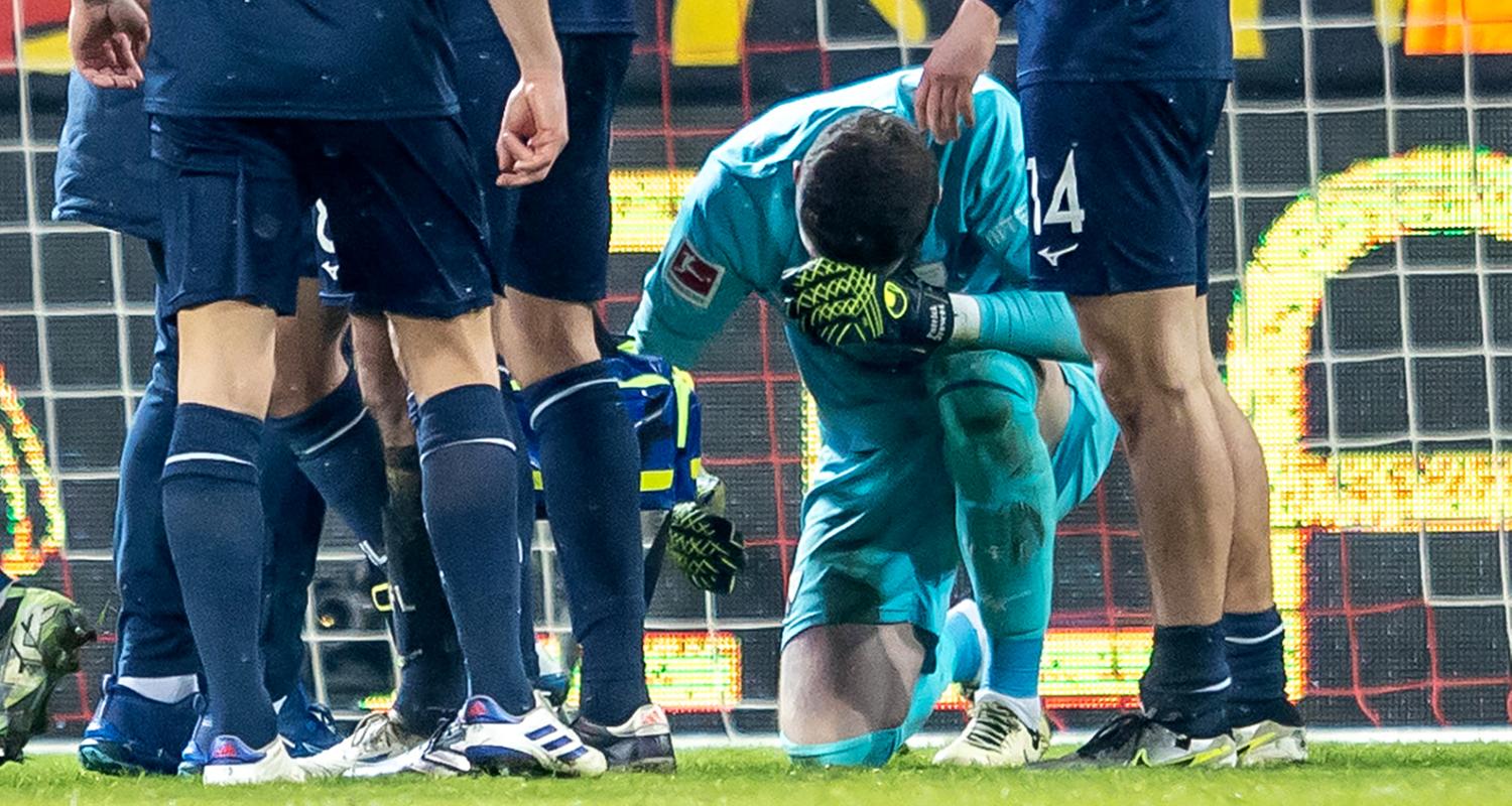 Fußball: Bochums Keeper Drewes wird im Spiel bei Union Berlin von einem Gegenstand getroffen.