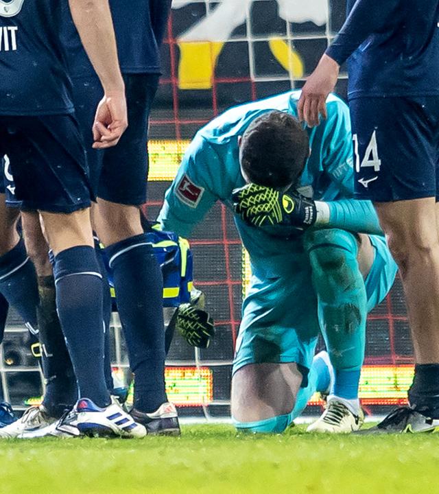 Fußball: Bochums Keeper Drewes wird im Spiel bei Union Berlin von einem Gegenstand getroffen.