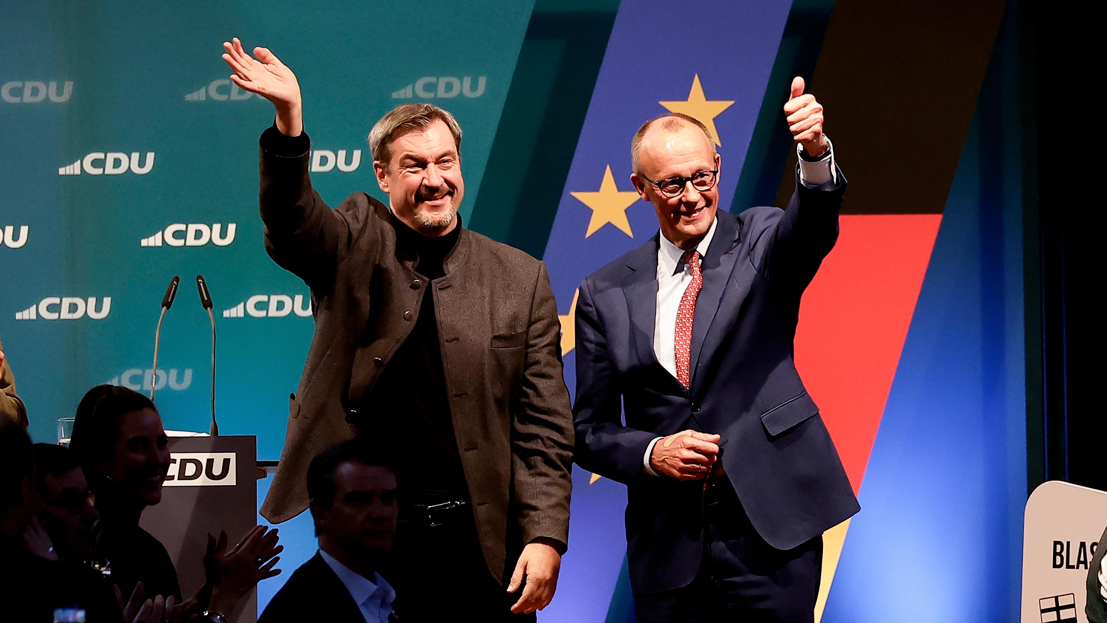  Der CDU-Vorsitzende Friedrich Merz und der bayerische Ministerpräsident und CSU-Vorsitzende Markus Söder nehmen am 19. Januar 2025 an einem Weißwurstfrühstück in Brilon, Deutschland, teil. 