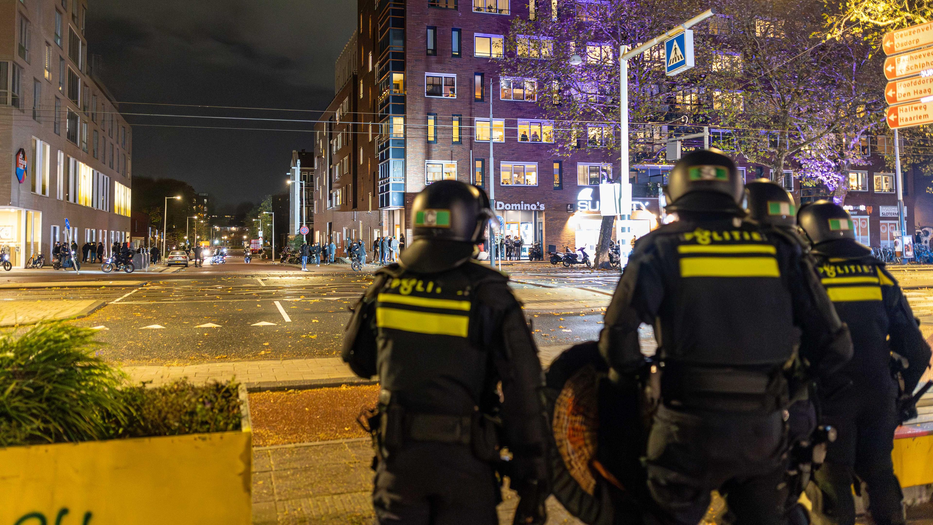 Polizisten sind auf dem Plein 40-45 in Amsterdam Nieuw-West im Einsatz.