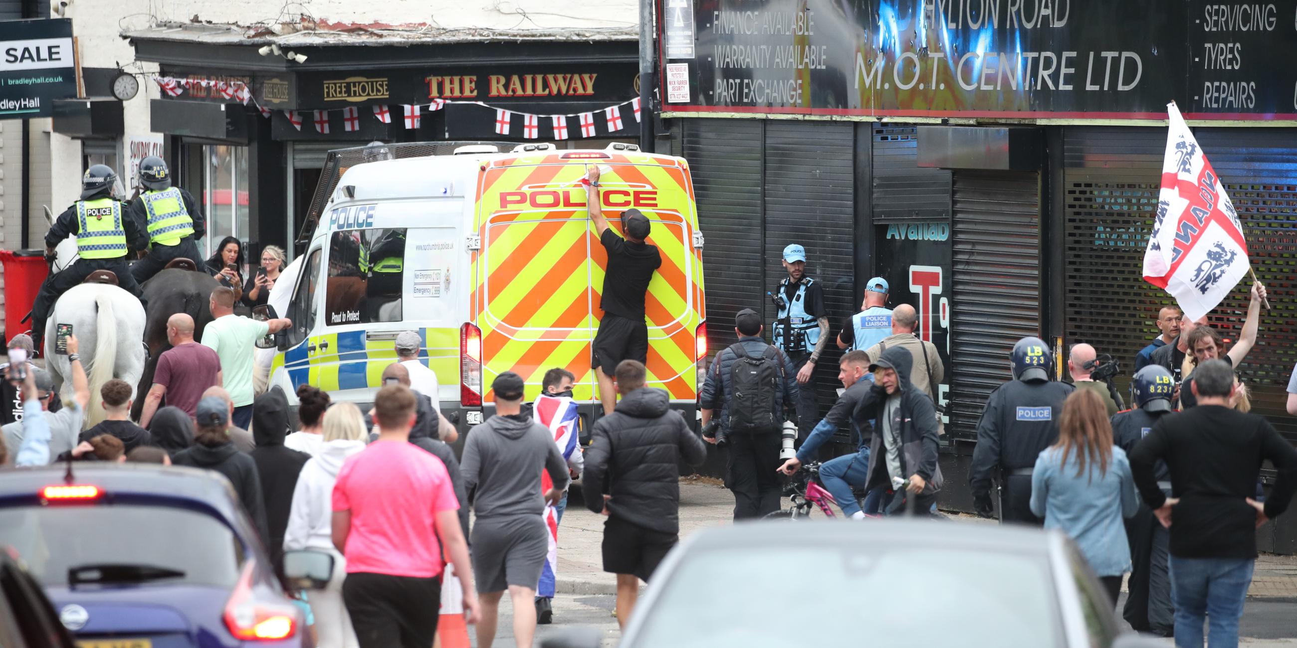 Großbritannien, Sunderland: Menschen protestieren im Stadtzentrum von Sunderland nach den Messerattacken vom Montag in Southport. Archivbild