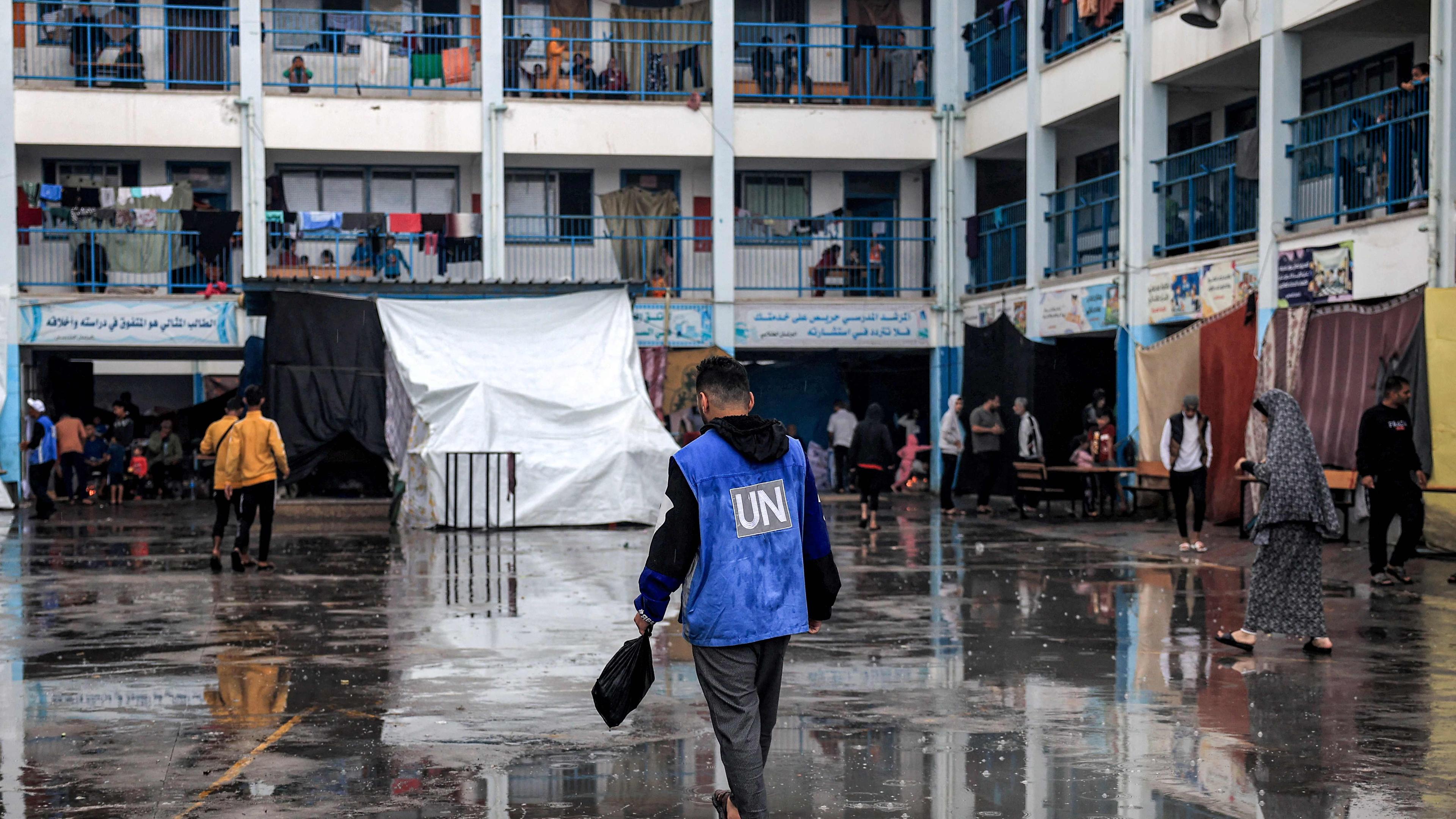 Ein Mann geht mit einer Weste mit dem Logo der Vereinten Nationen durch eine Schule des Hilfswerks der Vereinten Nationen für Palästina-Flüchtlinge im Nahen Osten (UNRWA) in Rafah im südlichen Gazastreifen