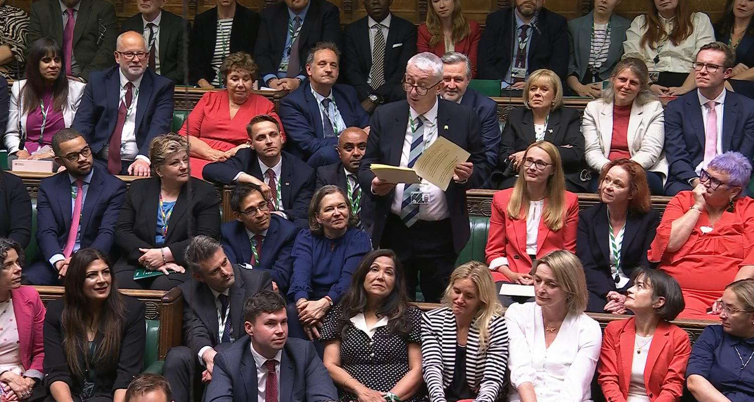 Großbritannien, London: Sir Lindsay Hoyle (M) spricht zu den Abgeordneten, als er die Rolle des Sprechers übernimmt, der für die Debatten im Unterhaus im Palast von Westminster verantwortlich ist.