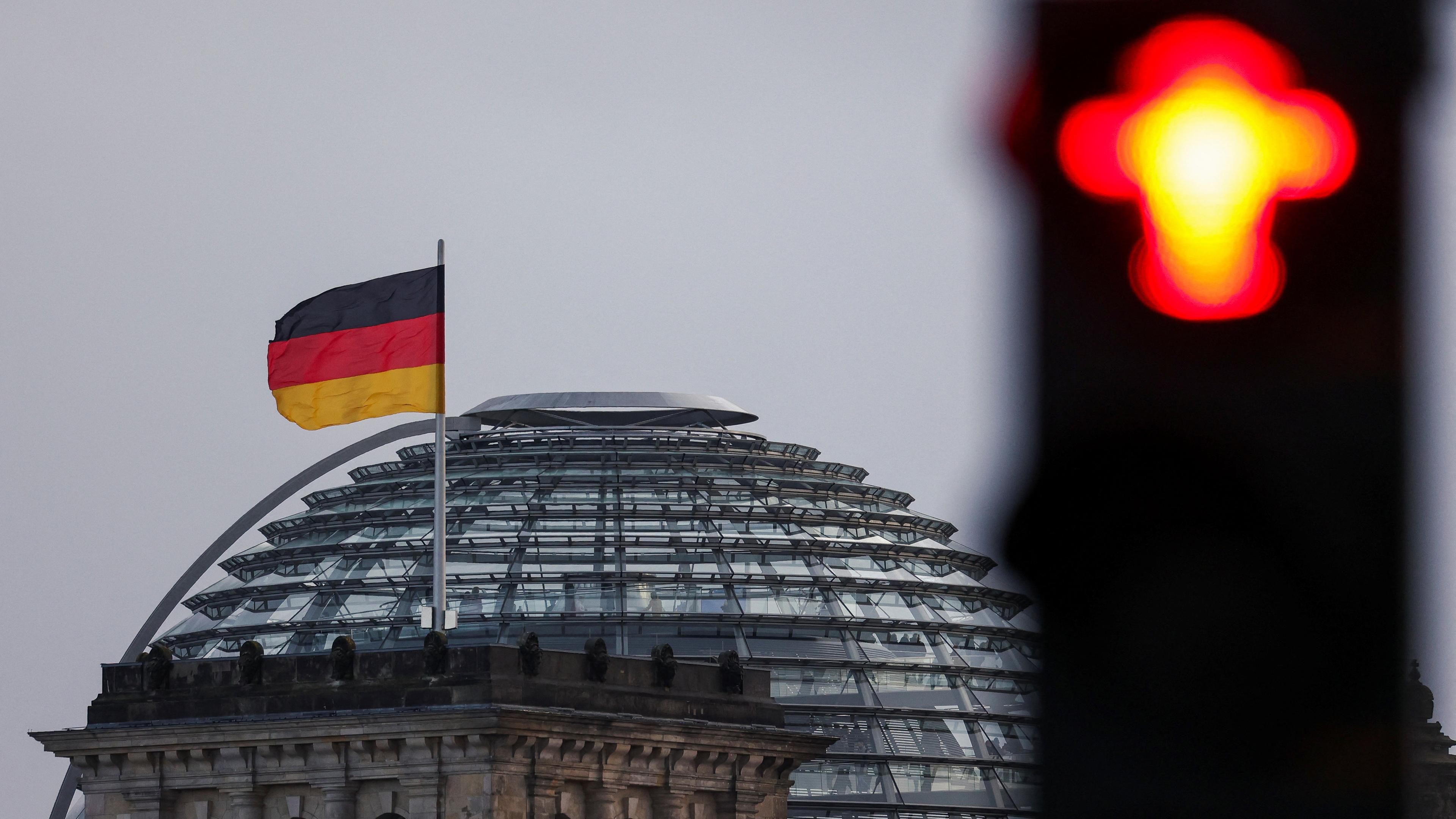 Der Bundestag von Außen. Rechts auf dem Bild ist eine rote Ampel zu sehen.