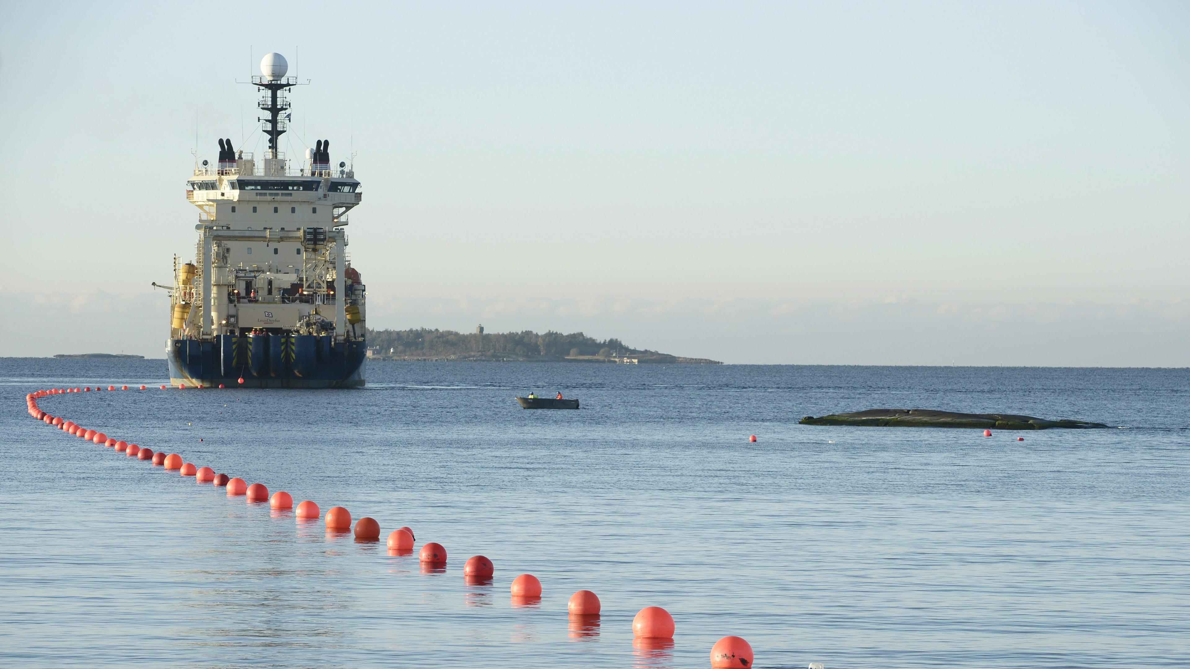 Installationsschiff "Ile de Brehat" in der Ostsee