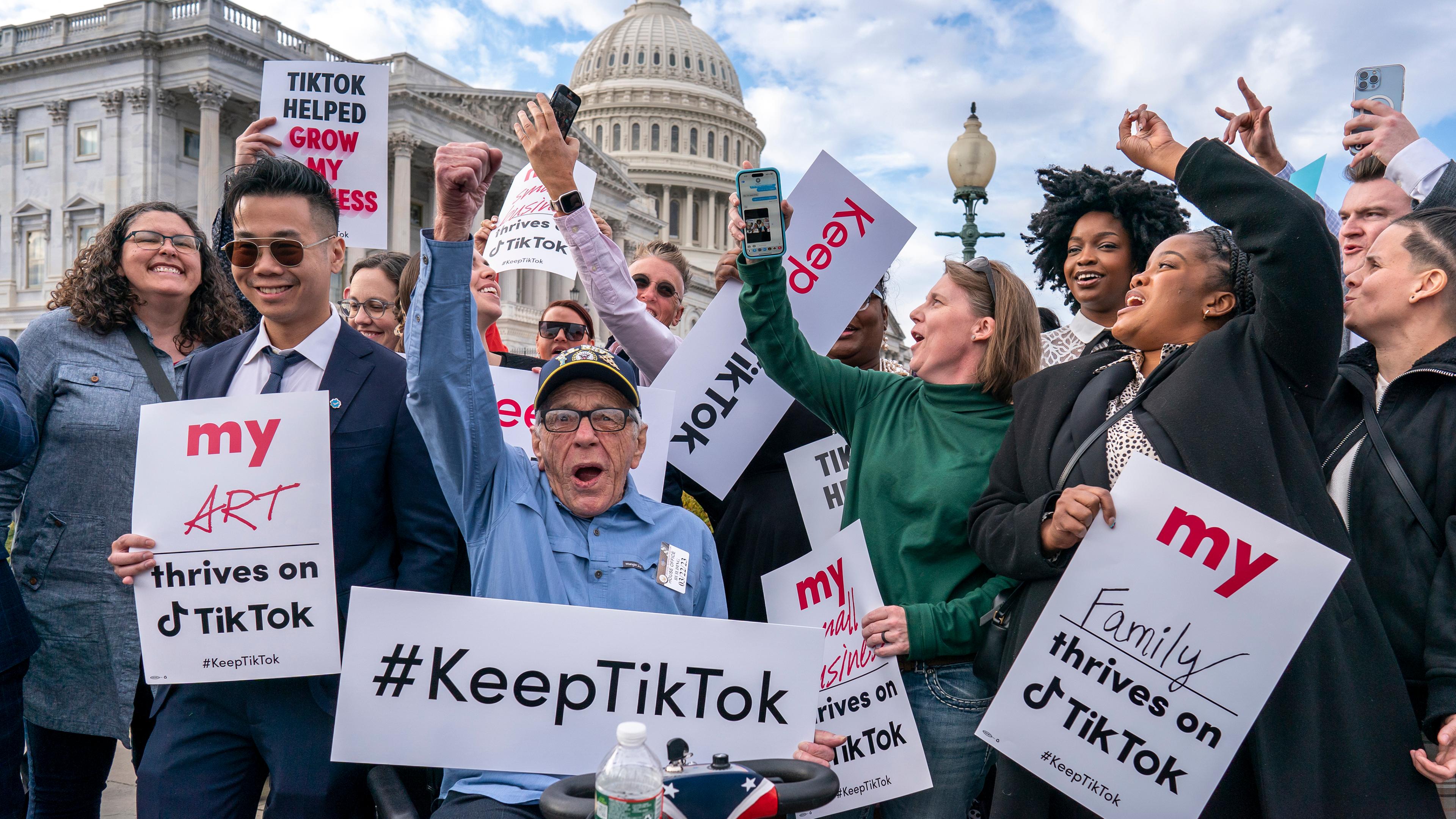 Unterstützer von TikTok versammeln sich am Mittwoch, 22. 03. 2023, im Capitol in Washington. 