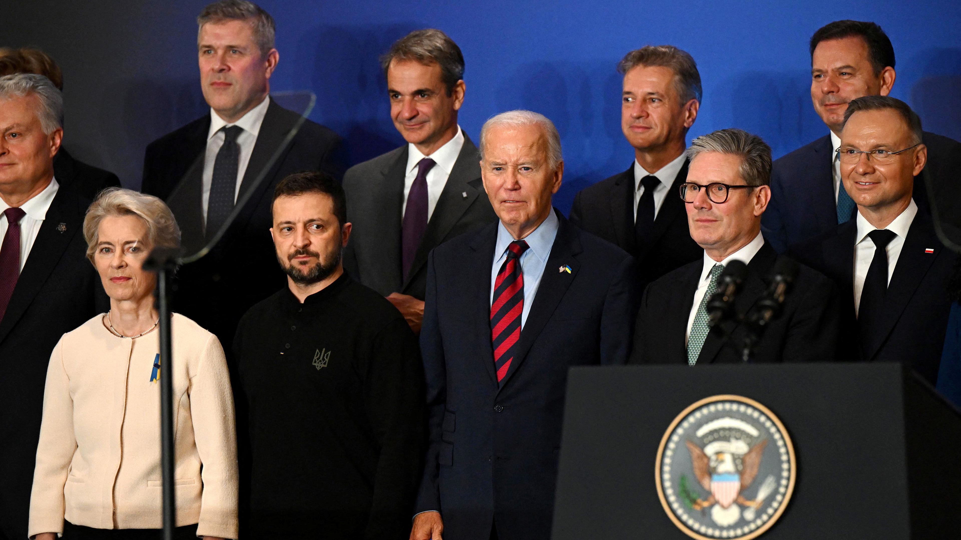 Die Präsidentin der Europäischen Kommission Ursula von der Leyen, der ukrainische Präsident Wolodymyr Selenskyj, der US-Präsident Joe Biden, der britische Premierminister Keir Starmer und der polnische Präsident Andrzej Duda posieren für ein Gruppenfoto bei einer Veranstaltung zur Wiederherstellung und dem Wiederaufbau der Ukraine bei den Vereinten Nationen.