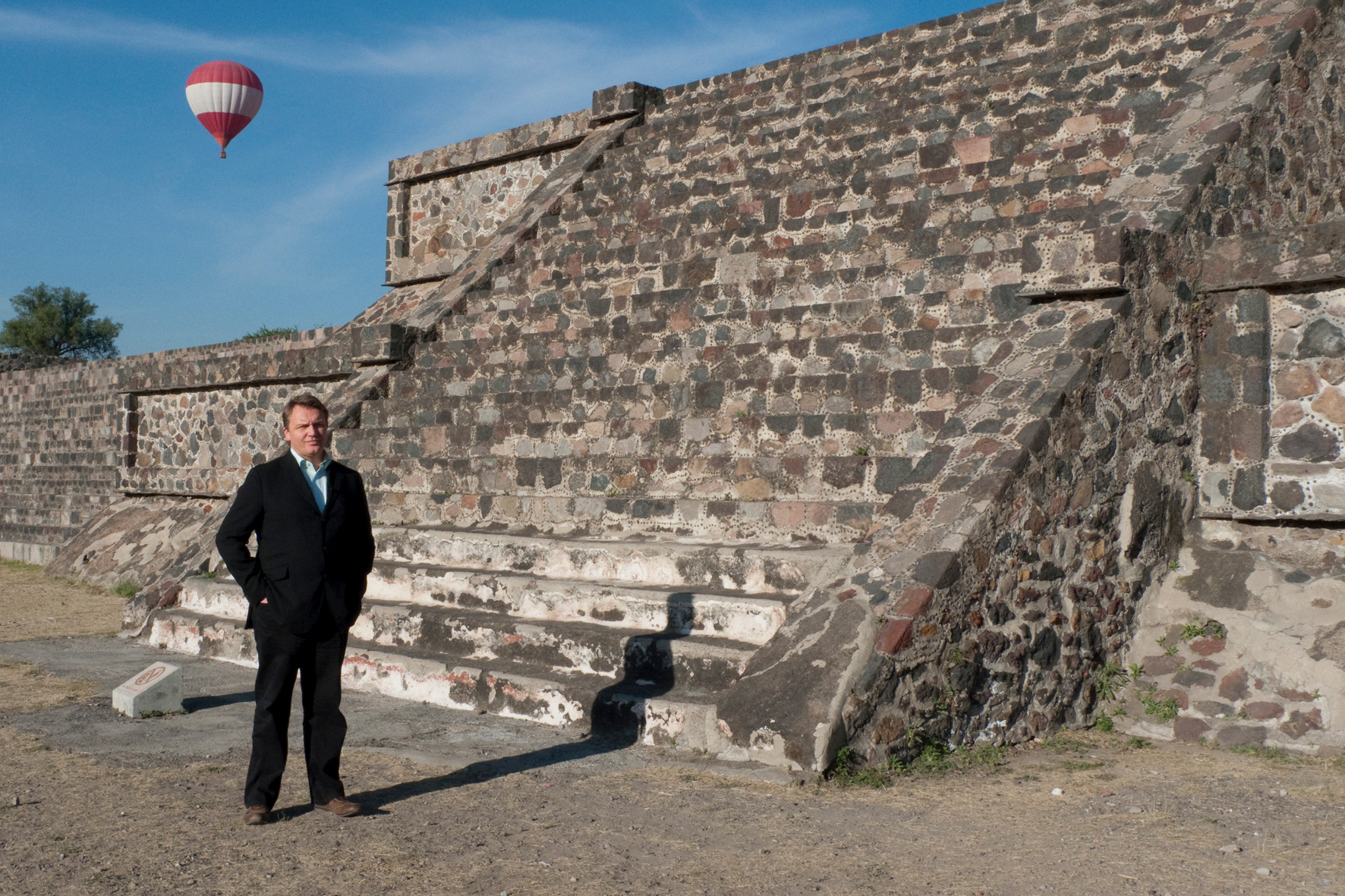 Hape Kerkeling in der alten Aztekenstadt Theotihuacan.