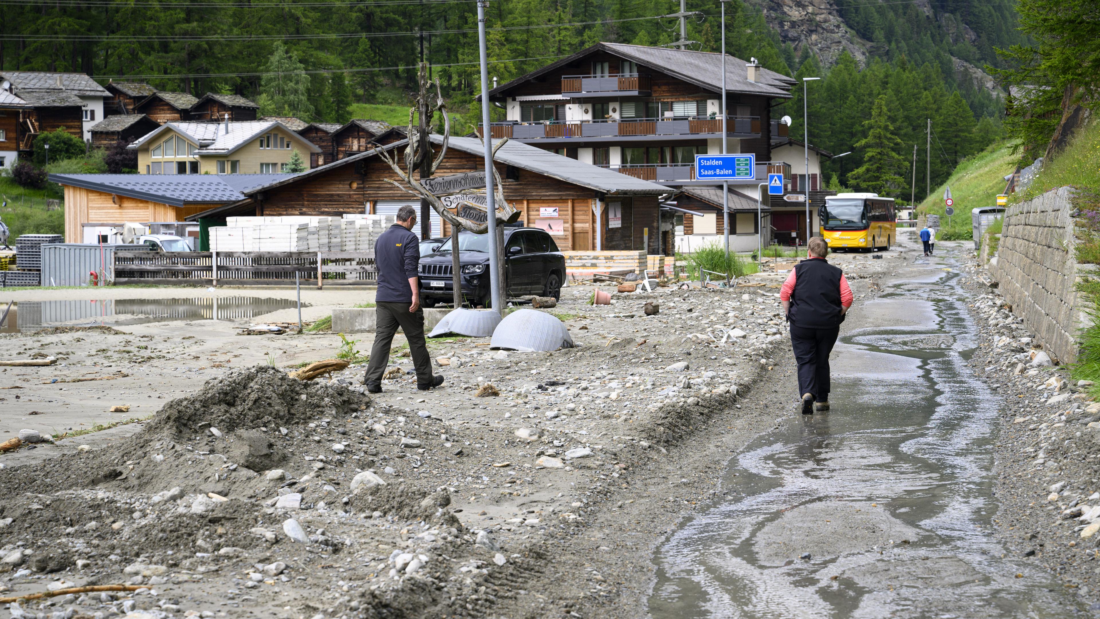 Schweiz, Saas-Grund: Die Zerstörung nach einem Erdrutsch, der durch Unwetter verursacht wurde. Massive Gewitter und Regenfälle führten zu Überschwemmungen und großflächigen Erdrutschen.