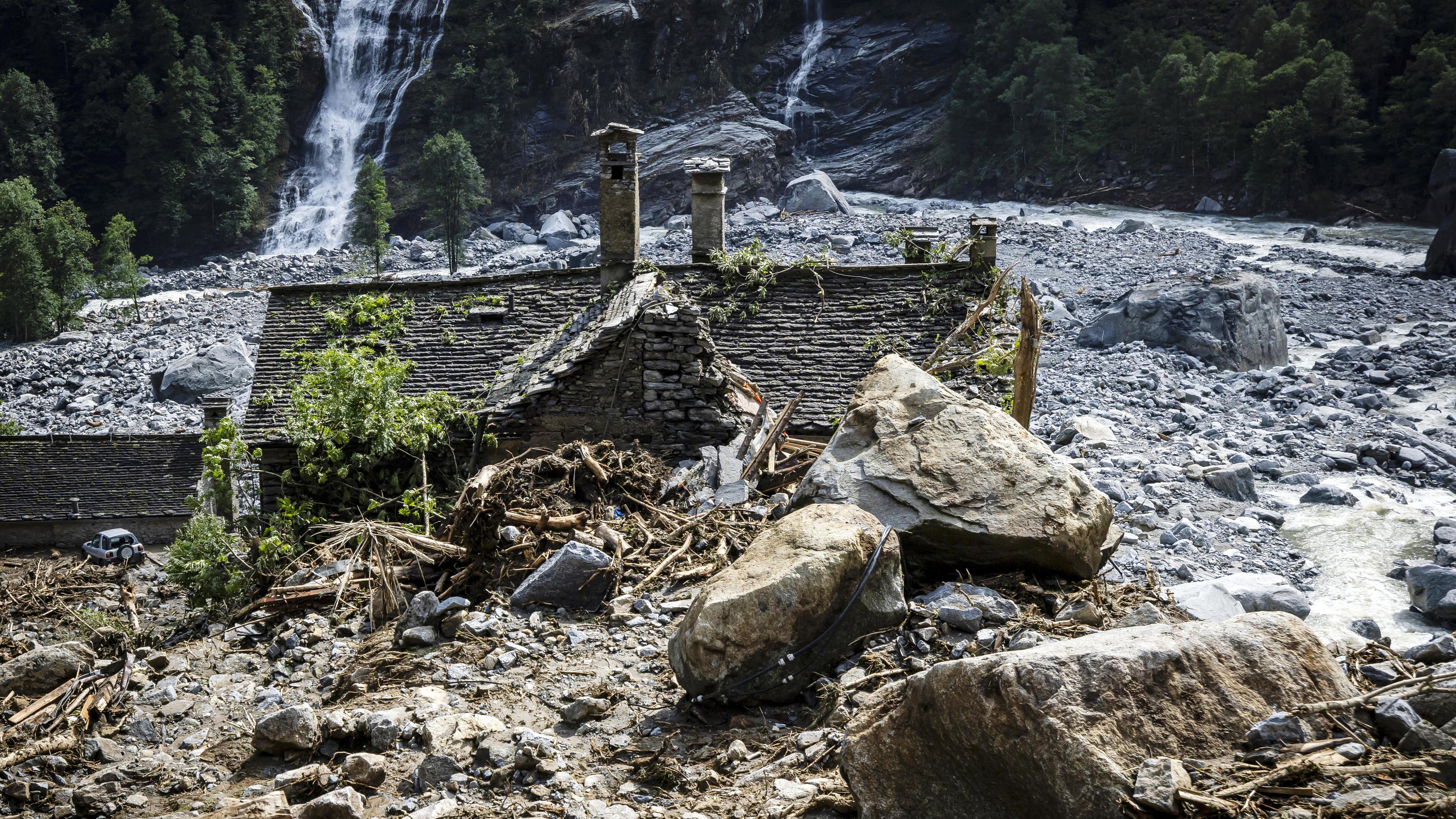 Ein massiver Erdrutsch und zerstörte Häuser im Maggiatal