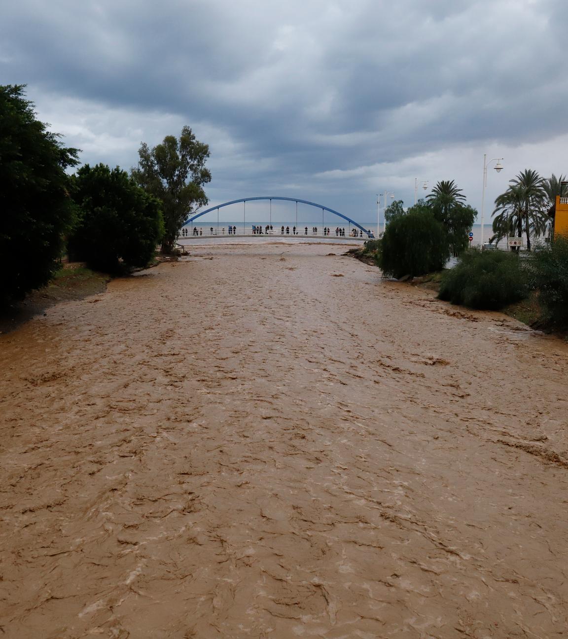 Ein Fluss in Malaga läuft über.