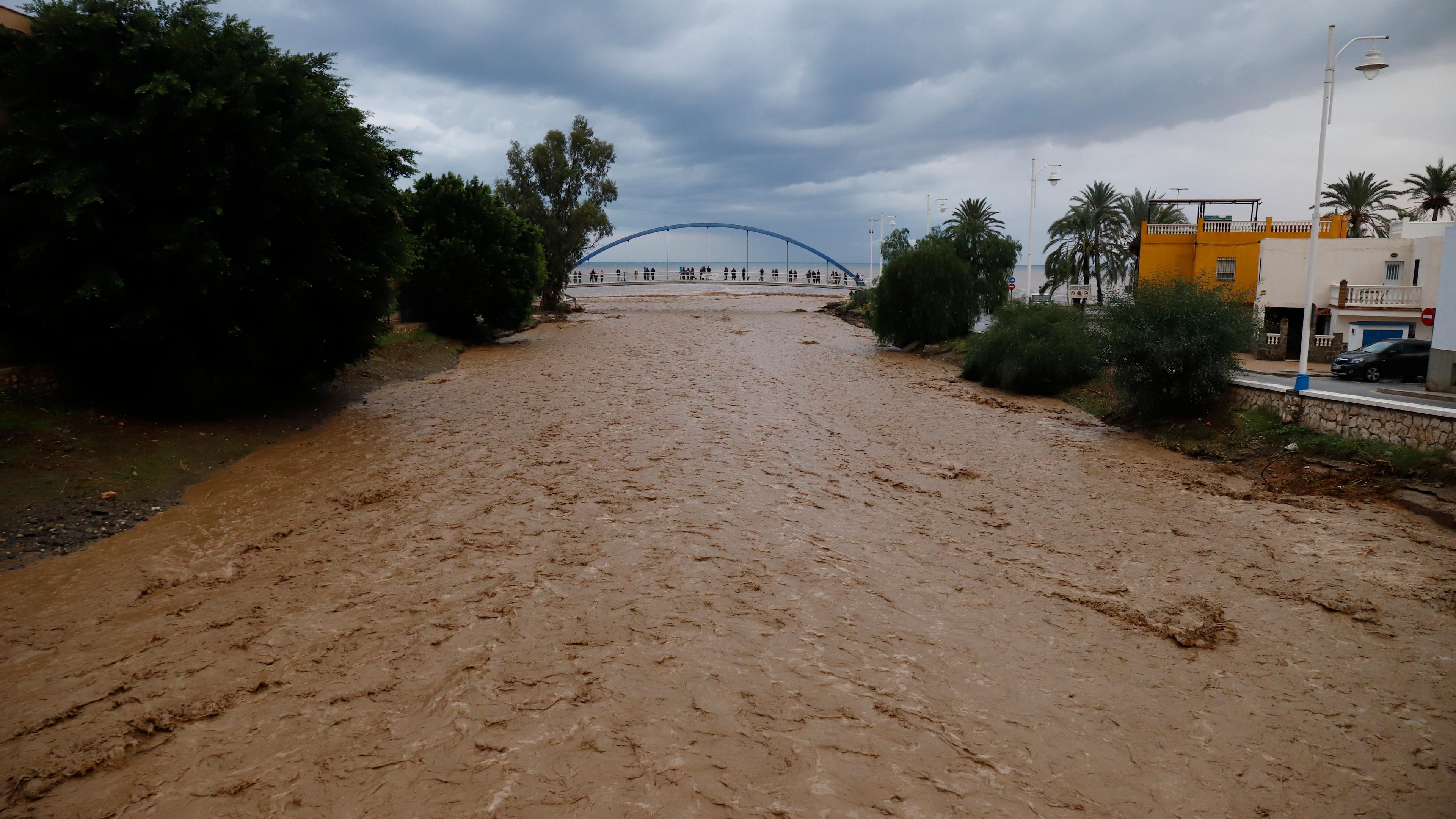 Ein Fluss in Malaga läuft über.