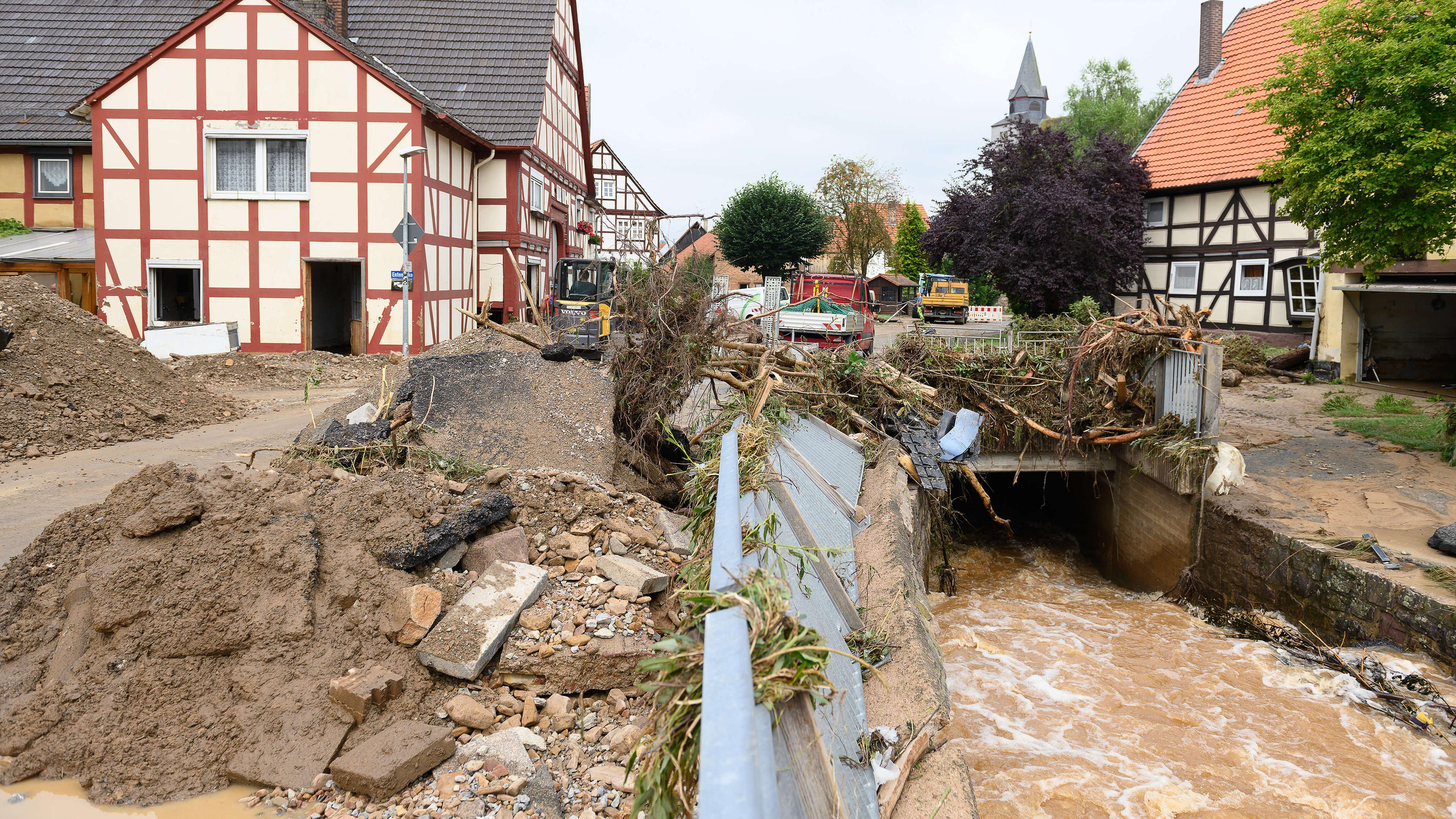 Blick in den Ortskern nach einem Unwetter in dem Trendelburger Stadtteil Gottsbüren.