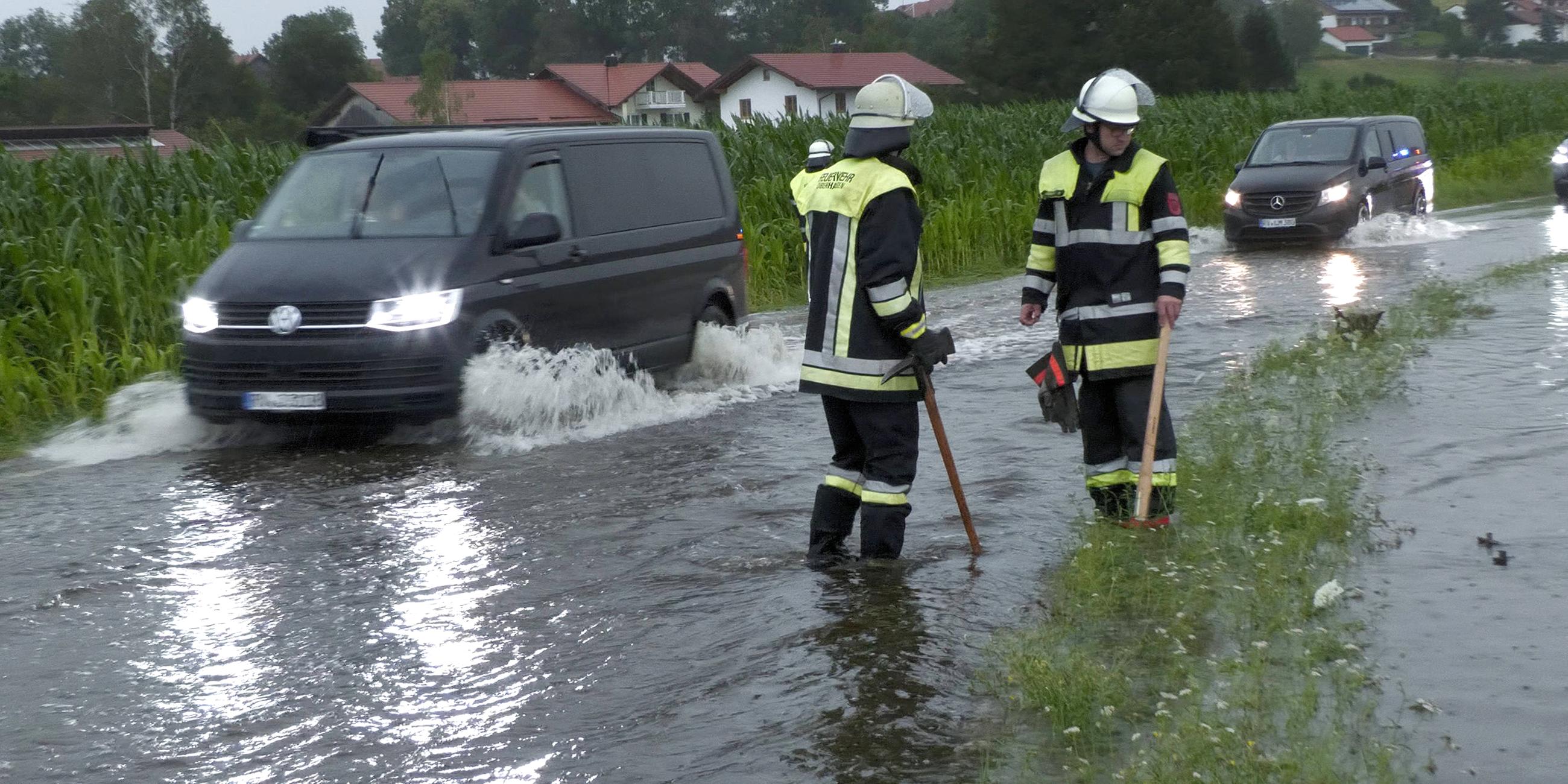 In Oberbayern musste die Feuerwehr die Straßen teilweise sperren. Bis zu 40 cm hoch stand das Wasser. 