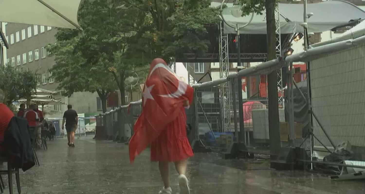 Person mit Flagge im Regen