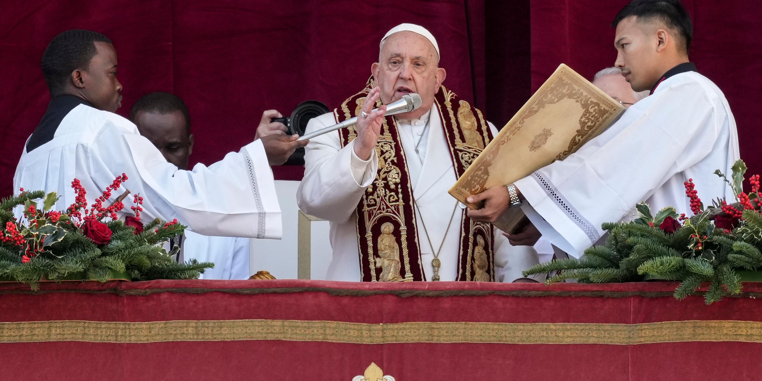 Papst Franziskus spendet bei der Zeremonie