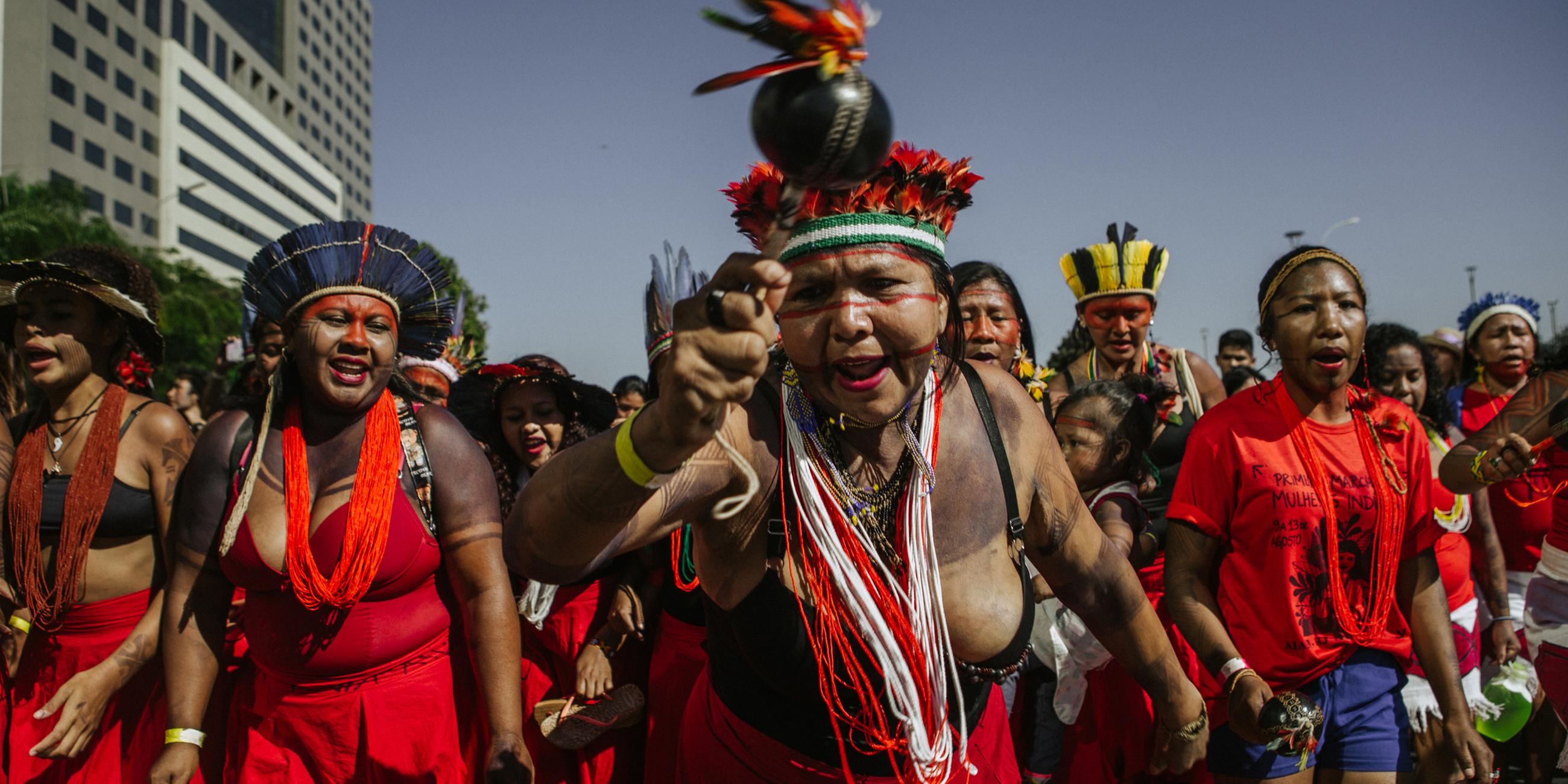 Indigene Frauen protestieren gegen Präsident Bolsonaro am 13.08.2019 in Brasilia.