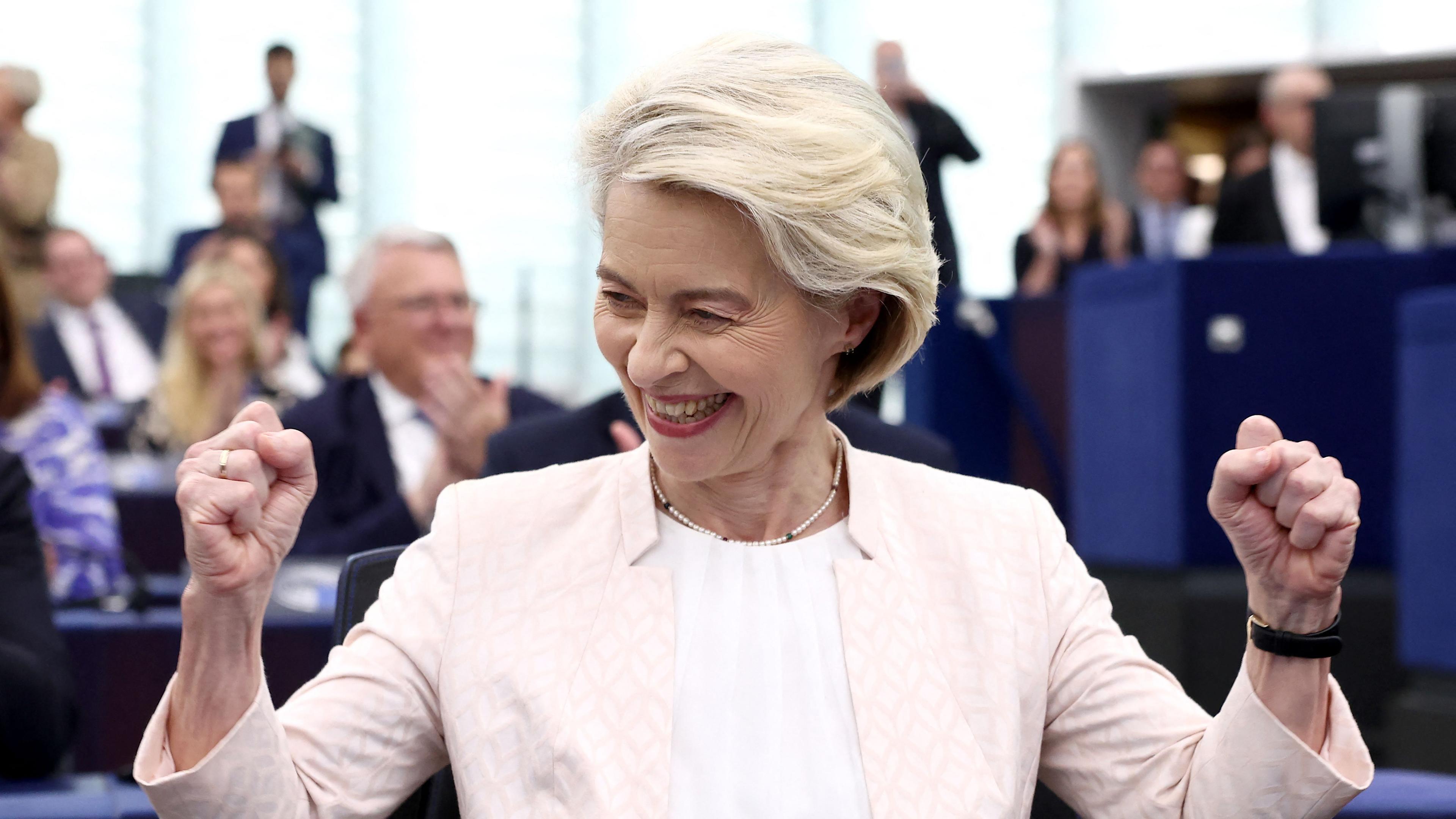 Ursula von der Leyen feiert nach ihrer Wiederwahl für eine zweite Amtszeit im Europäischen Parlament in Straßburg, am 18.07.2024.