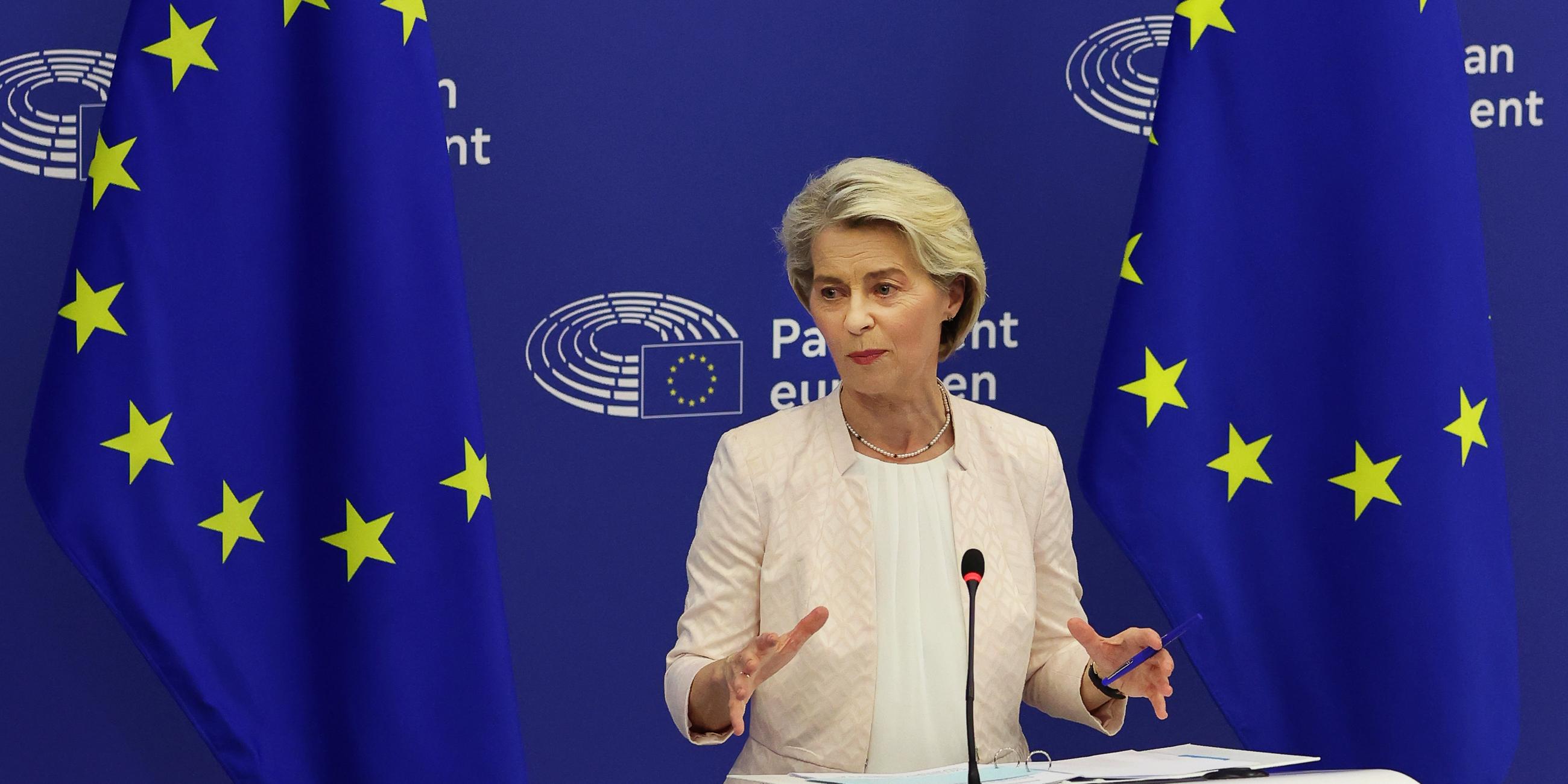 Archiv:  Ursula von der Leyen (CDU), amtierende Präsidentin der Europäischen Kommission, gibt nach ihrer Wahl im Europäischen Parlament ein Pressestatement. 