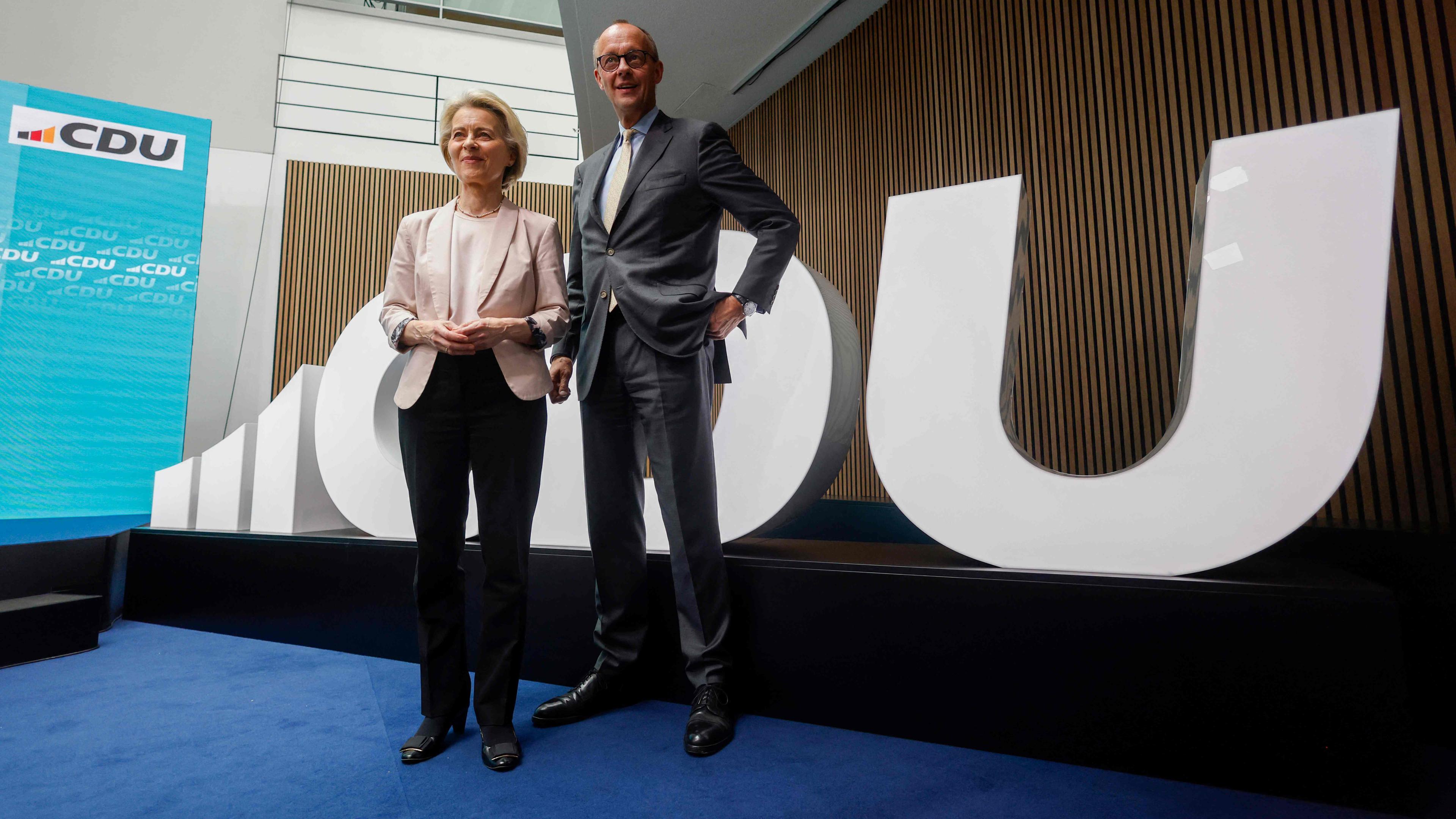 Ursula von der Leyen und Friedrich Merz posieren vor einem CDU-Logo, in Berlin am 10.06.2024.