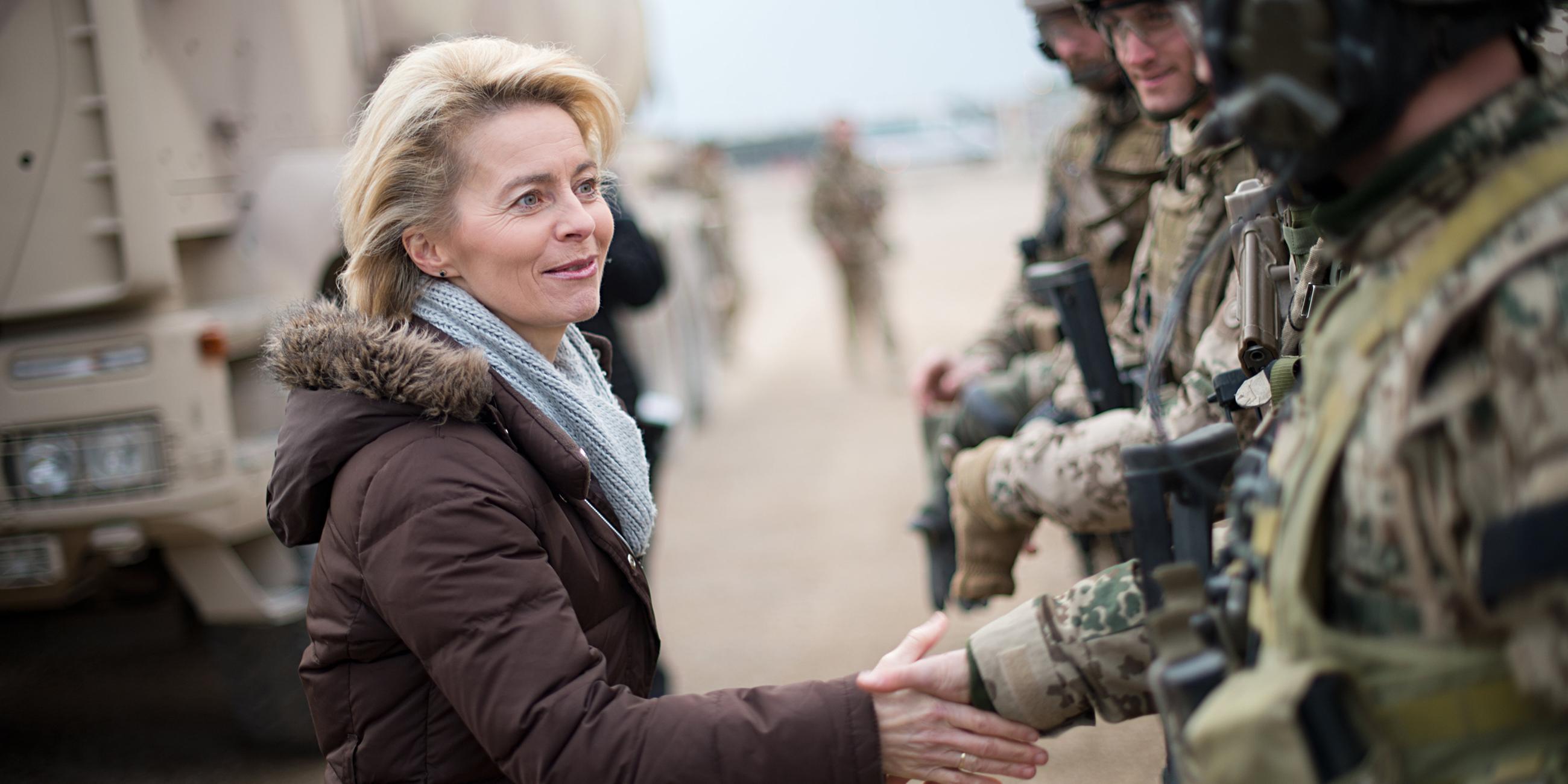 Bundesverteidigungsministerin, Ursula von der Leyen besucht Bundeswehrsoldaten in Afghanistan (2013)
