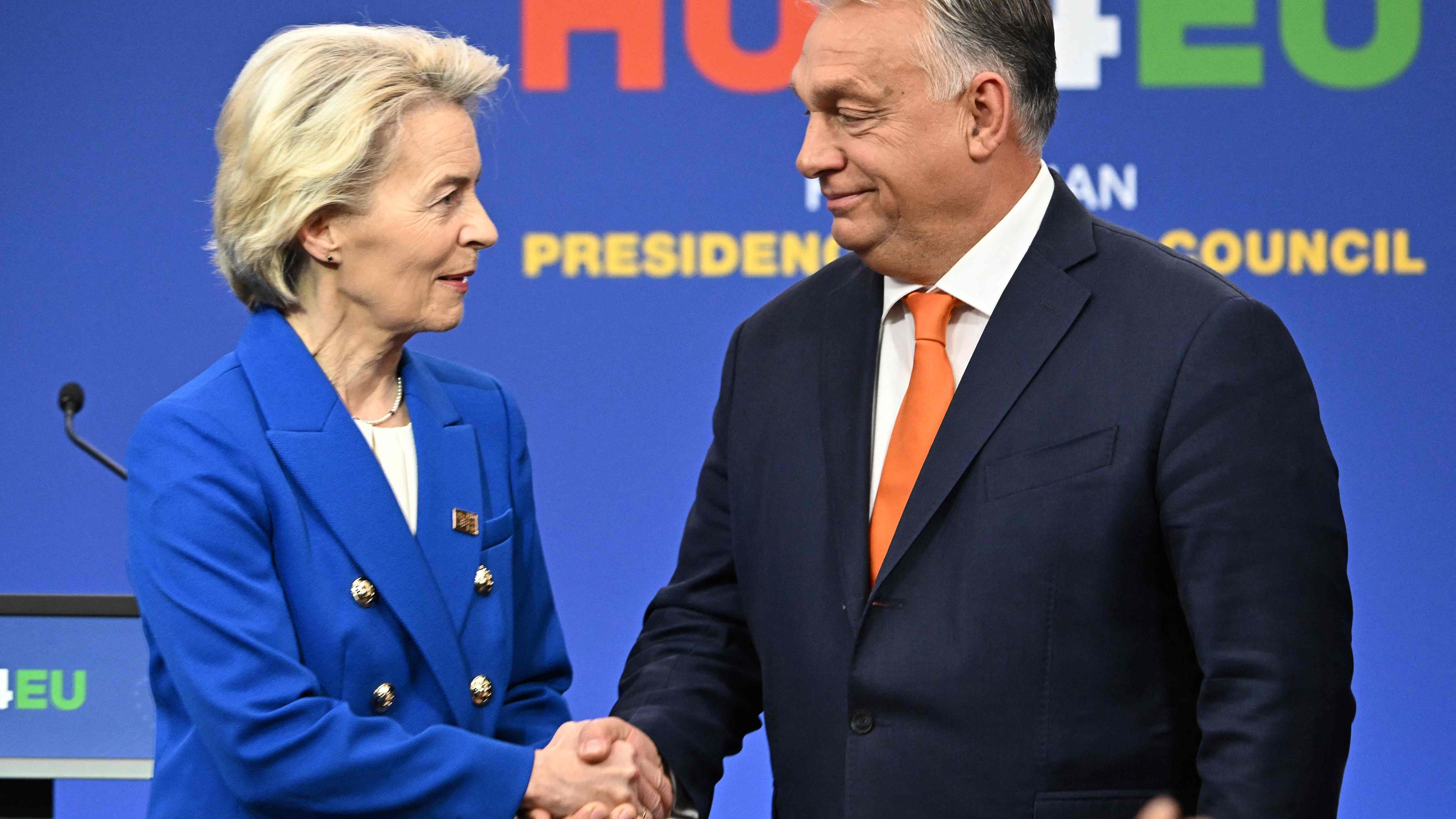 EU-Kommissions-Präsidentin Ursula von der Leyen (links) schüttelt die Hand von Ungarns Staatsoberhaupt Viktor Orban.