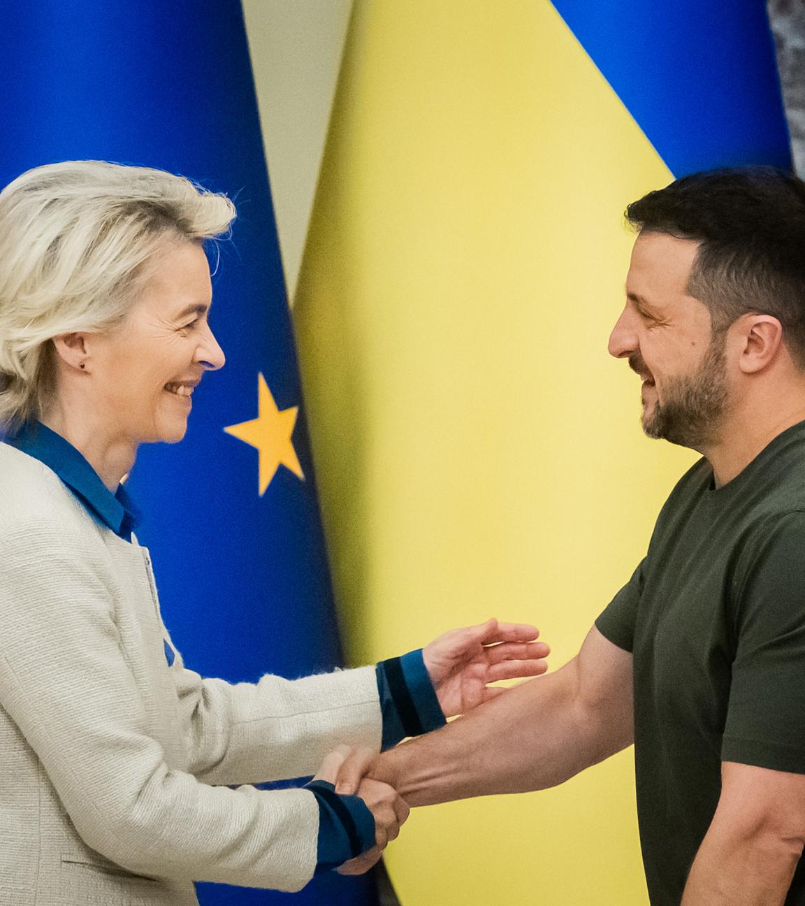 kraine, Kiew: Ursula von der Leyen (CDU), Präsidentin der Europäischen Kommission, und Wolodymyr Selenskyj, Präsident der Ukraine, schütteln sich am Ende einer gemeinsamen Pressekonferenz die Hand.