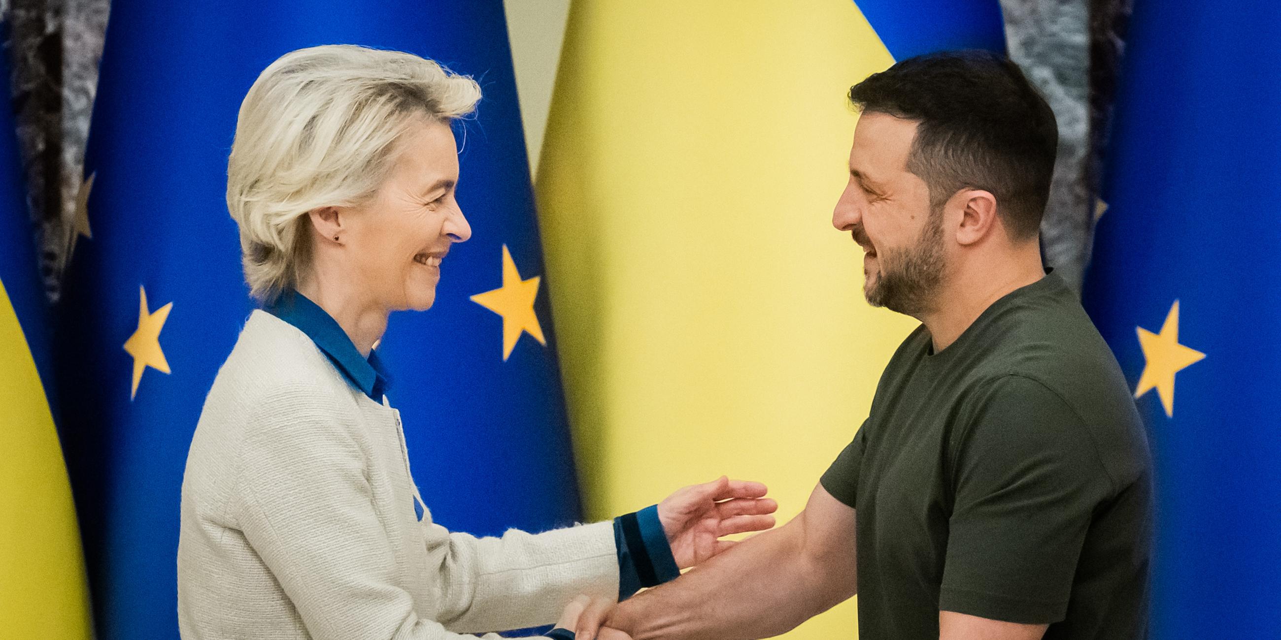 kraine, Kiew: Ursula von der Leyen (CDU), Präsidentin der Europäischen Kommission, und Wolodymyr Selenskyj, Präsident der Ukraine, schütteln sich am Ende einer gemeinsamen Pressekonferenz die Hand.