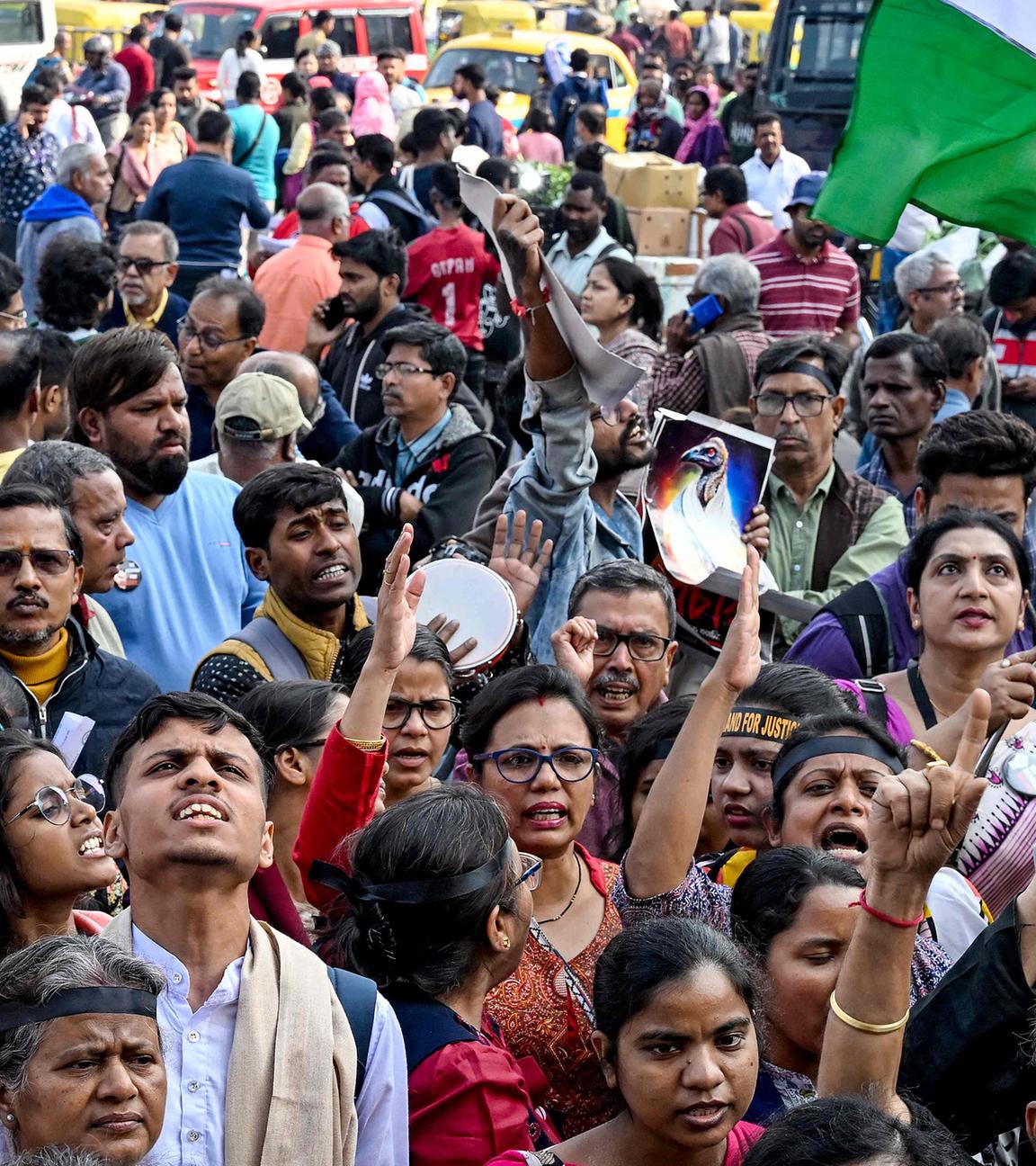 Aktivisten protestieren in der Nähe des Zivil- und Strafgerichts Sealdah in Kalkutta (Indien), aufgenommen am 18.01.2025