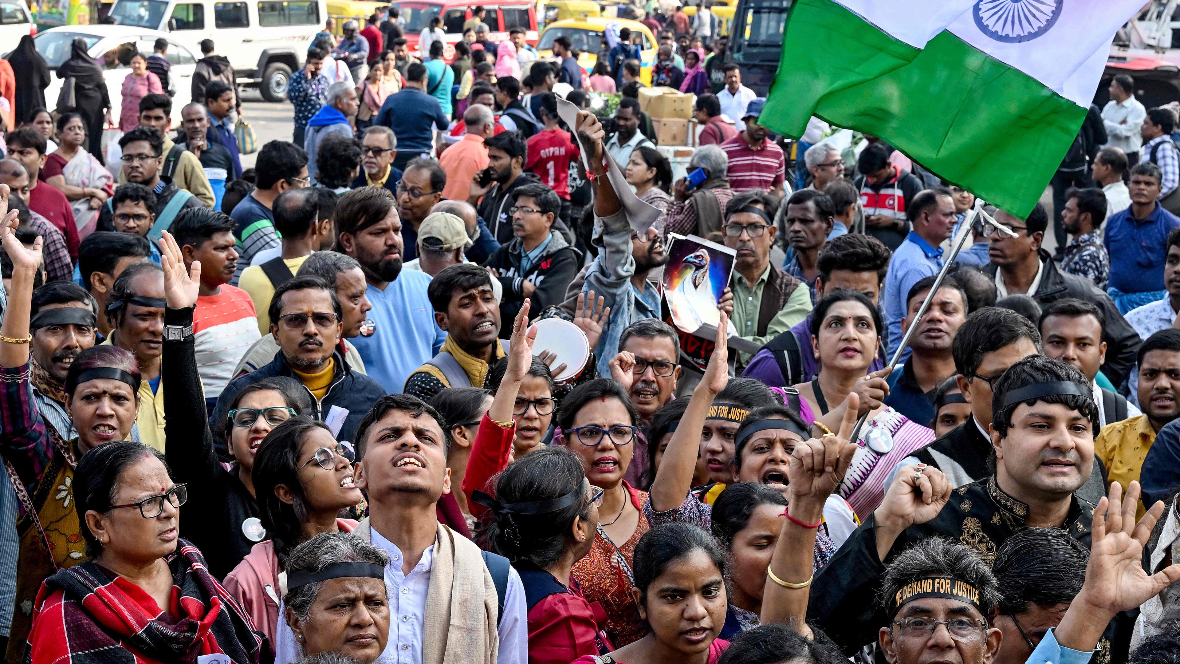 Aktivisten protestieren in der Nähe des Zivil- und Strafgerichts Sealdah in Kalkutta (Indien), aufgenommen am 18.01.2025