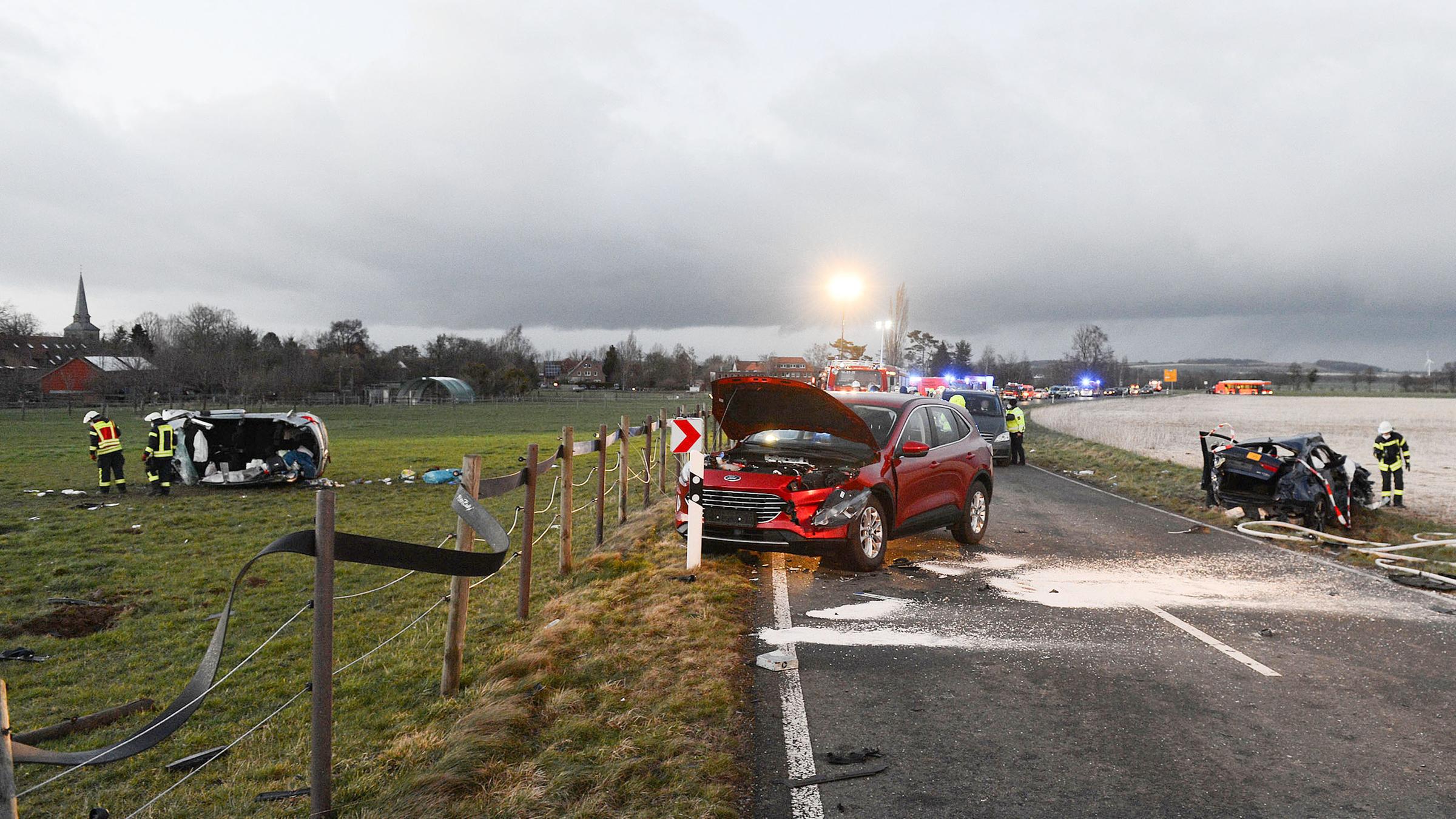  Ein zerstörtes Auto (l) liegt auf einer Wiese. Bei dem Unfall in der Region Hannover mit mehreren beteiligten Fahrzeugen starben zwei Kinder.
