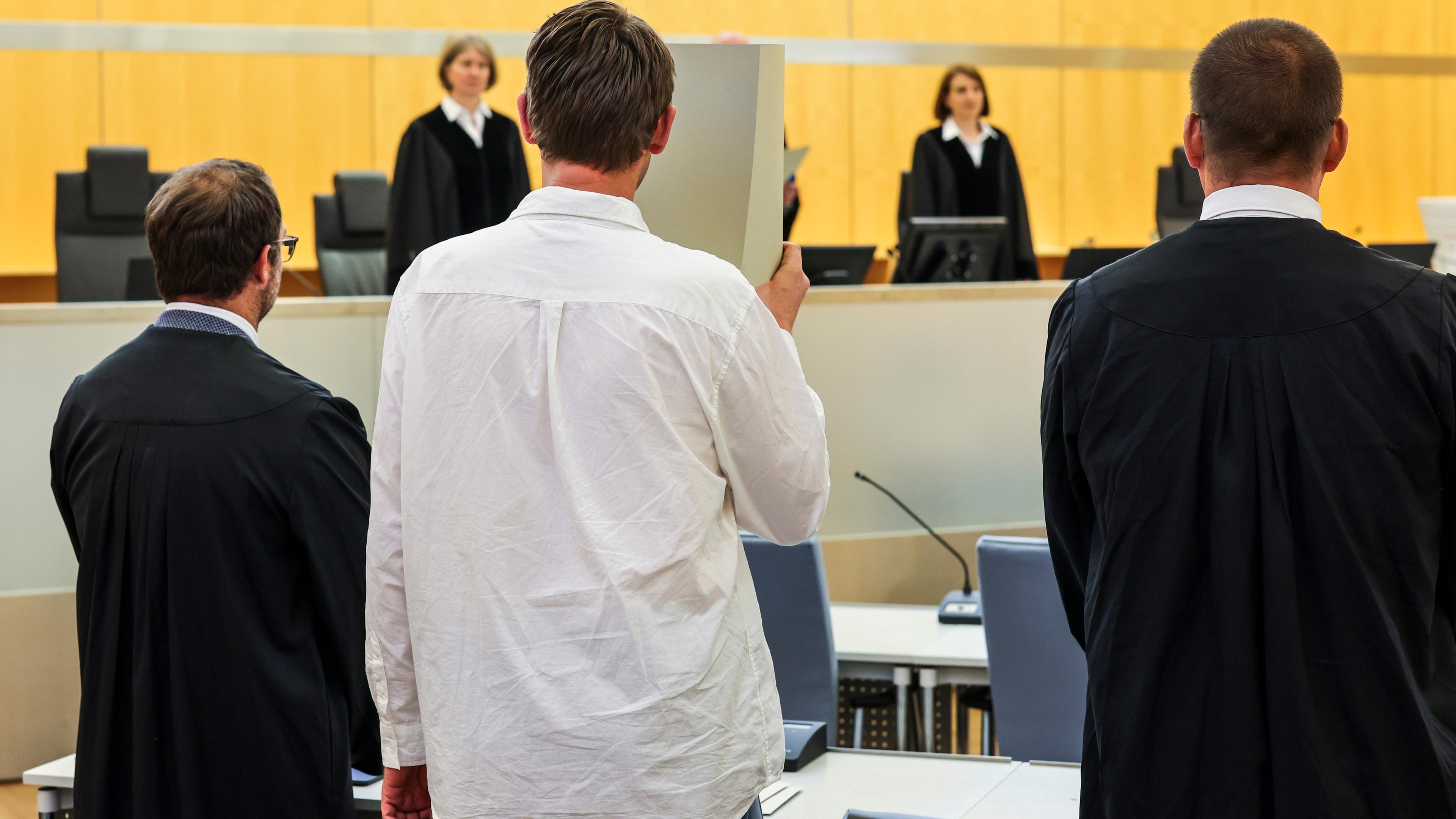 Angeklagter im Prozess vor dem OLG Düsseldorf bei der Urteilsverkündung