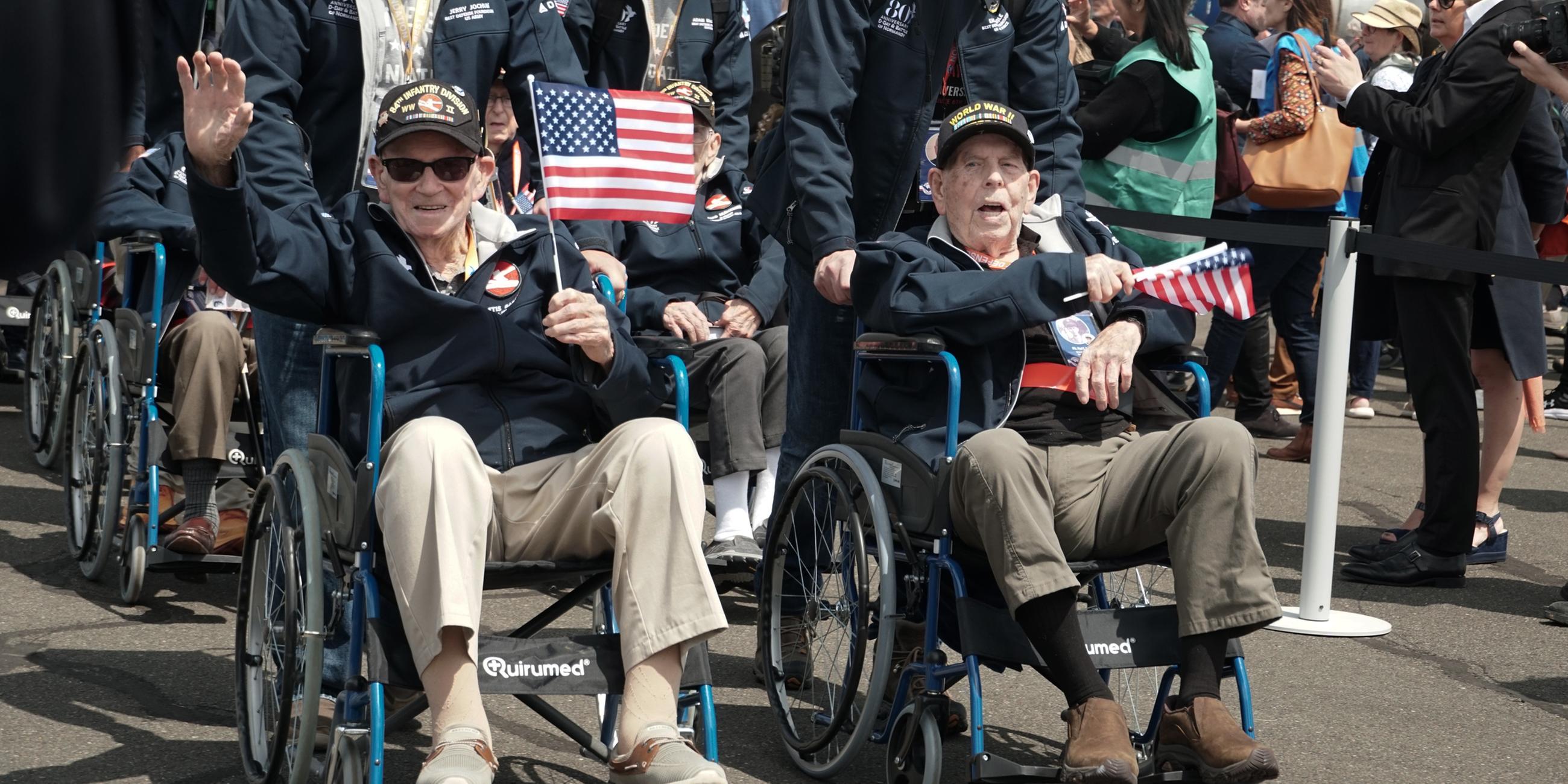 Willkommens-Zeremonie in der Normandie für 48 US-amerikanische Veteranen, die den D-Day selbst miterlebt haben.