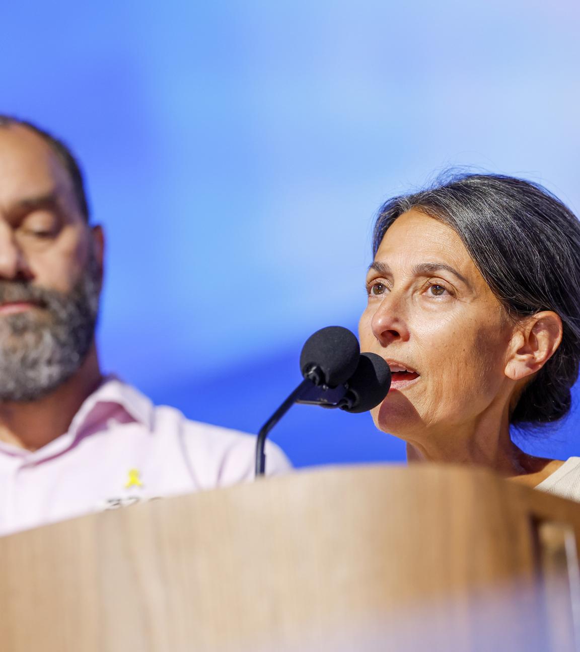 Jon Polin (L) und Rachel Goldberg (R), Eltern der Hamas-Geisel Hersh Goldberg-Polin, sprechen bei dem Parteitag der US-Demokraten.