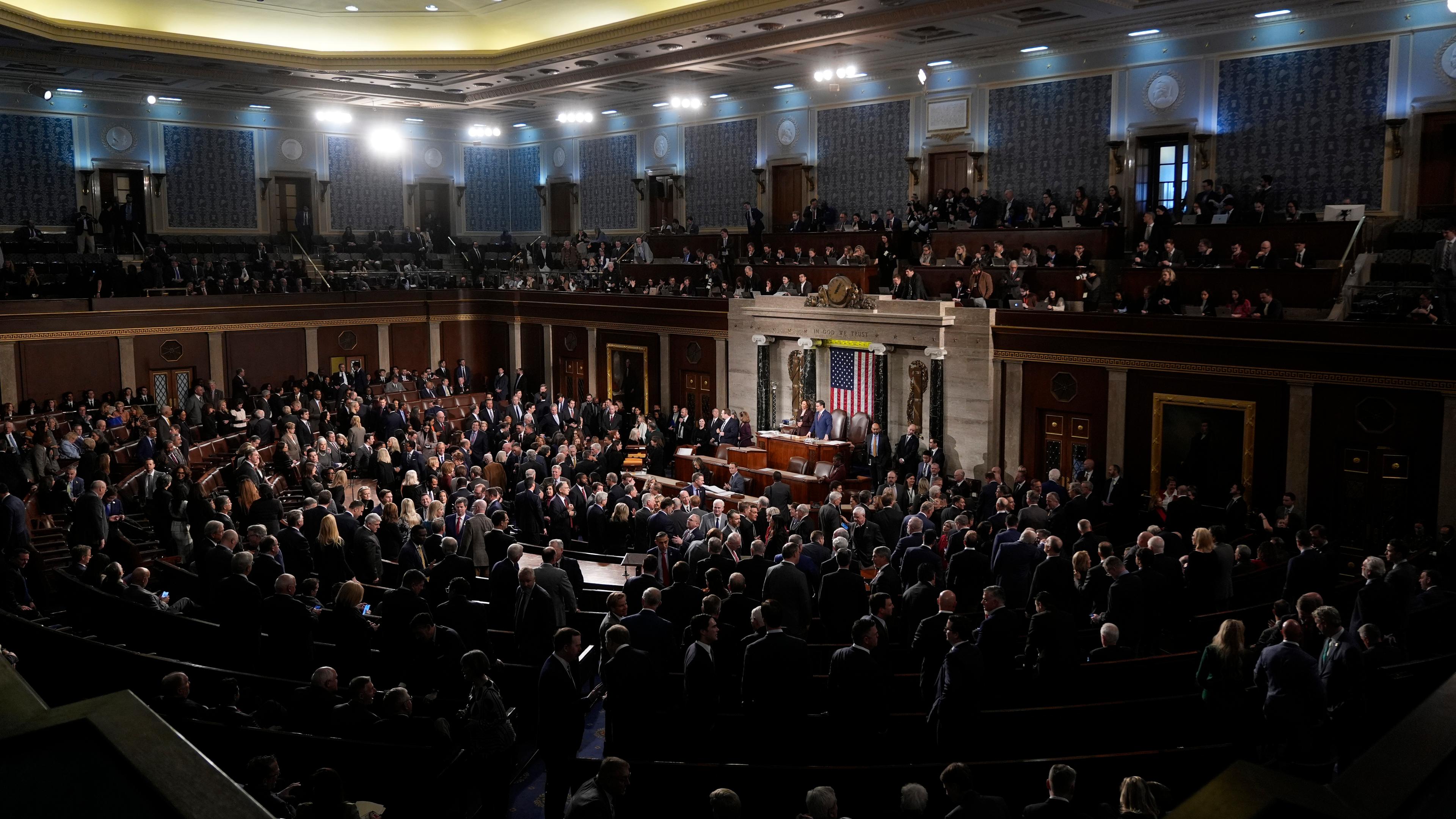 Der Kongress tritt zu einer gemeinsamen Sitzung zusammen, um den Wahlsieg des designierten US-Präsidenten Trump bei den Präsidentschaftswahlen im US-Kapitol zu bestätigen.