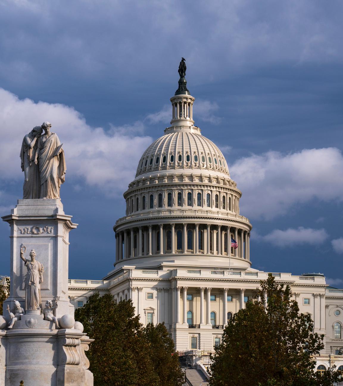 Archiv, 12.11.2019, Usa, Washington: Das Kapitol ist neben dem Friedensdenkmal zu sehen.