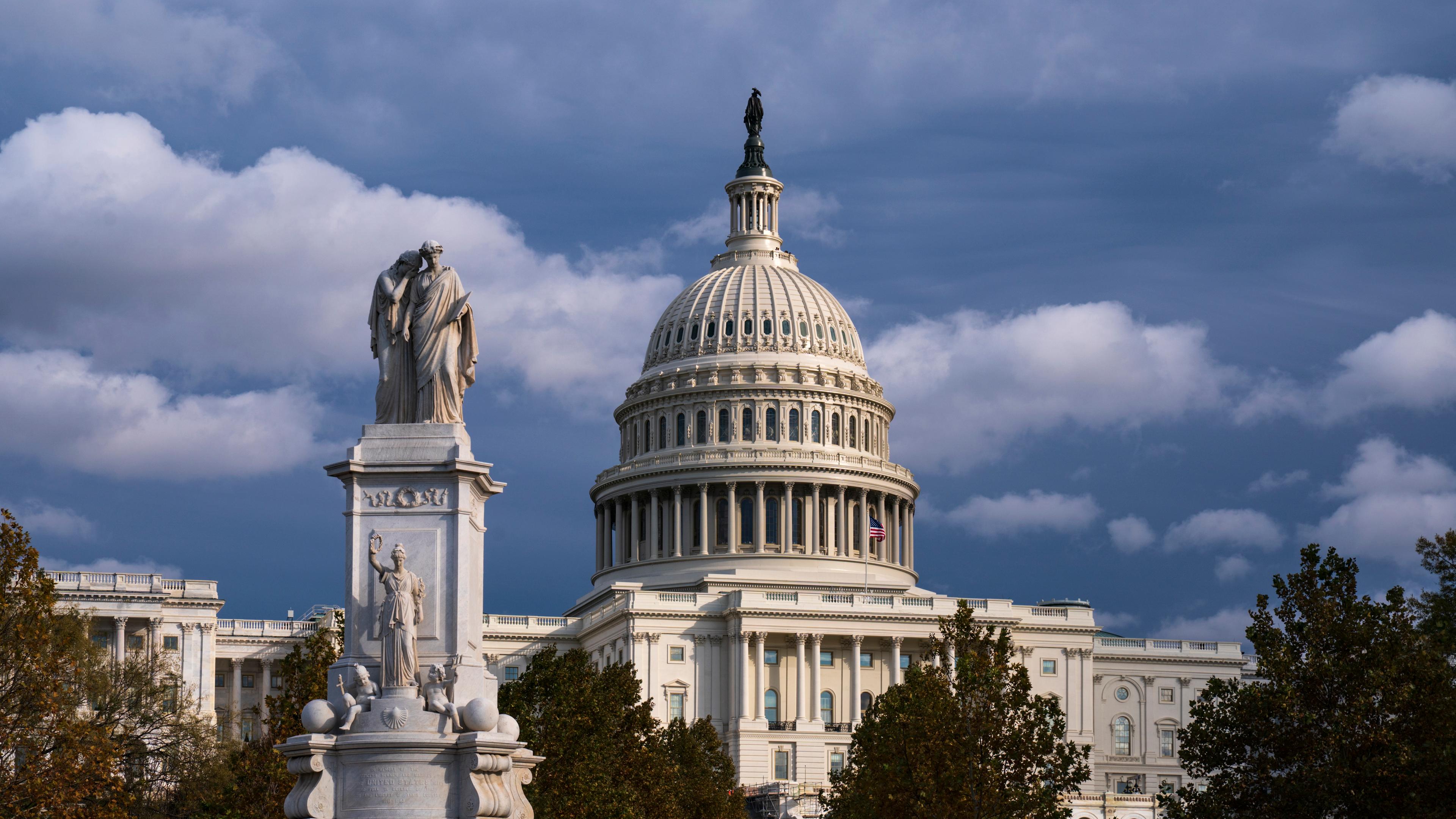 Archiv, 12.11.2019, Usa, Washington: Das Kapitol ist neben dem Friedensdenkmal zu sehen.