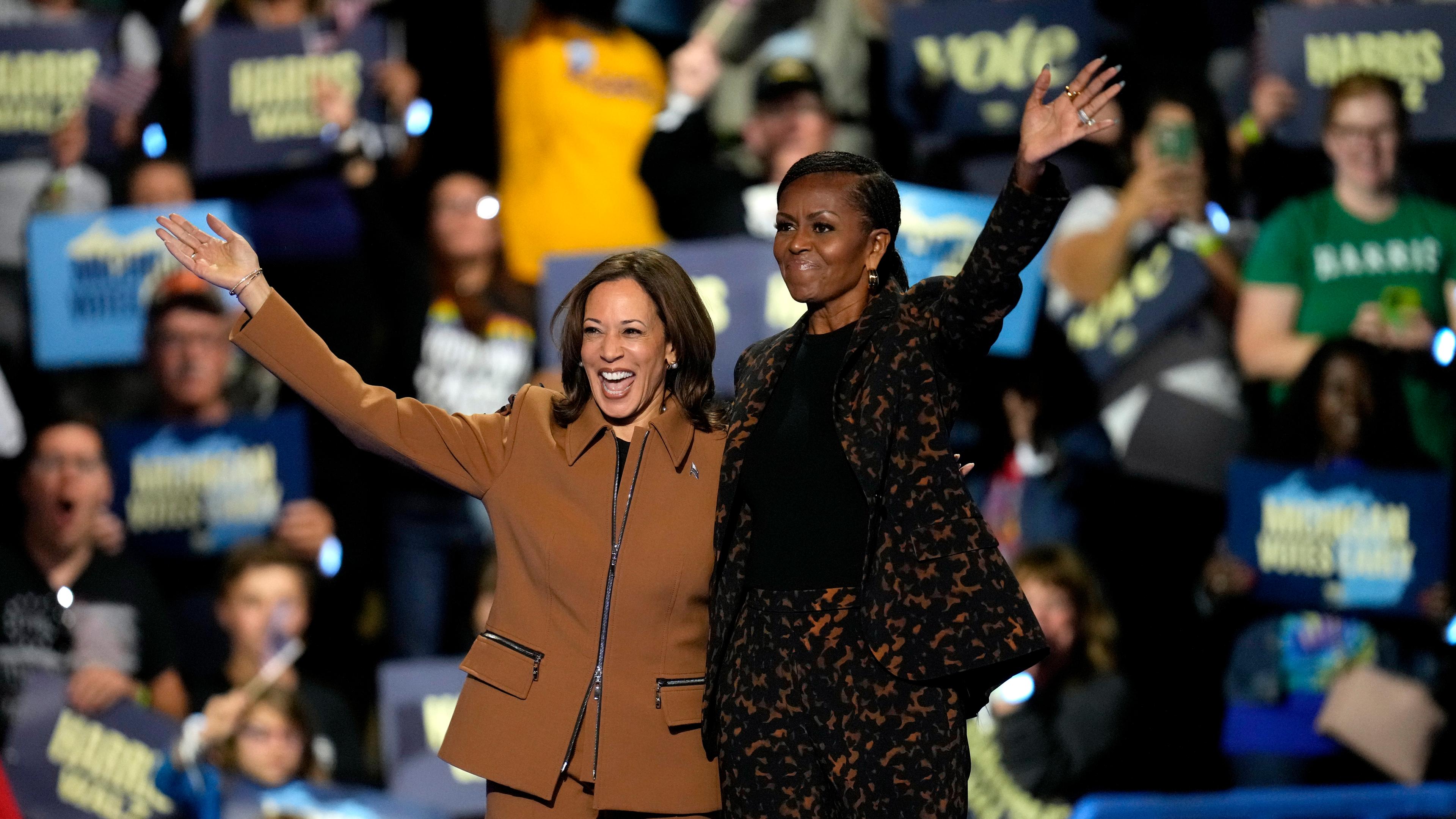 Die demokratische Präsidentschaftskandidatin Kamala Harris, links, und die ehemalige First Lady Michelle Obama kommen zu einer Wahlkampfveranstaltung im Wings Event Center.