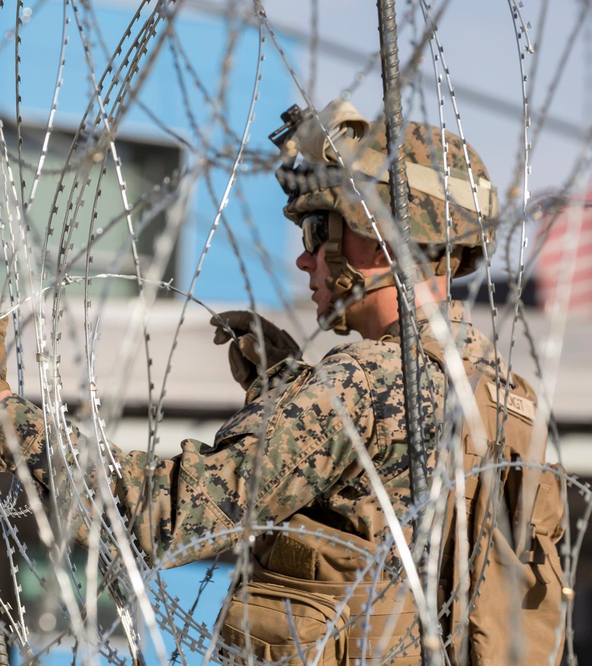 US-Soldaten errichten einen Stacheldrahtzaun an der Grenze zu Mexiko.