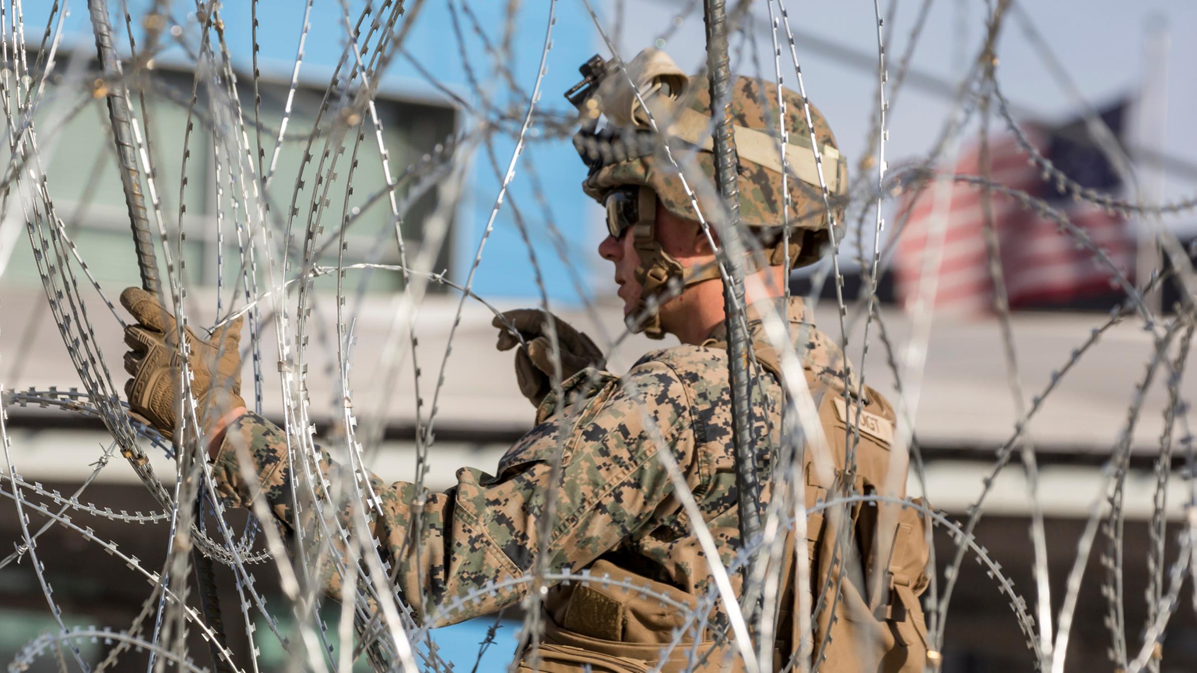 US-Soldaten errichten einen Stacheldrahtzaun an der Grenze zu Mexiko.