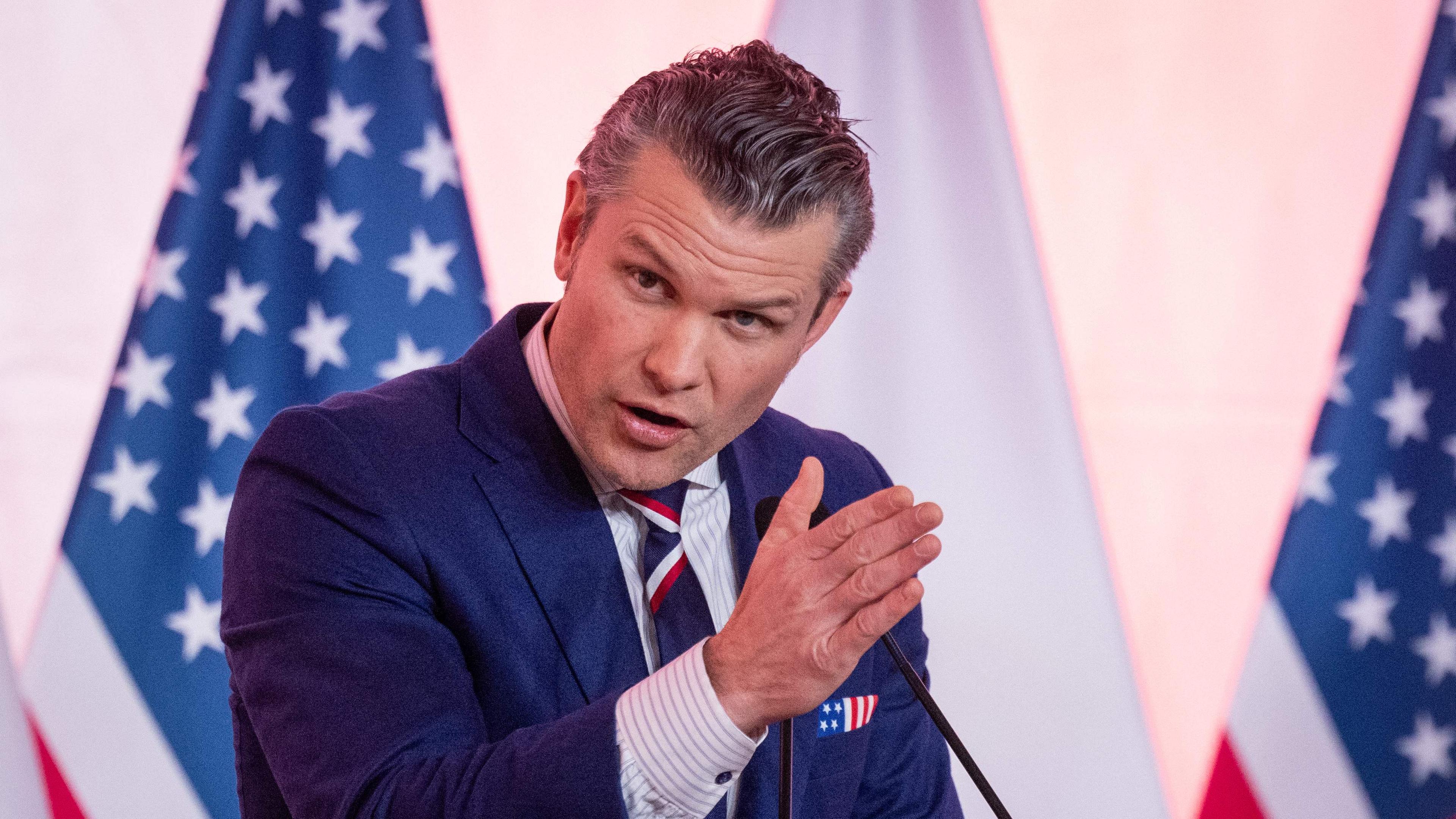 US-Verteidigungsminister Pete Hegseth spricht bei einer Pressekonferenz in Warschau am 14. Februar 2025.