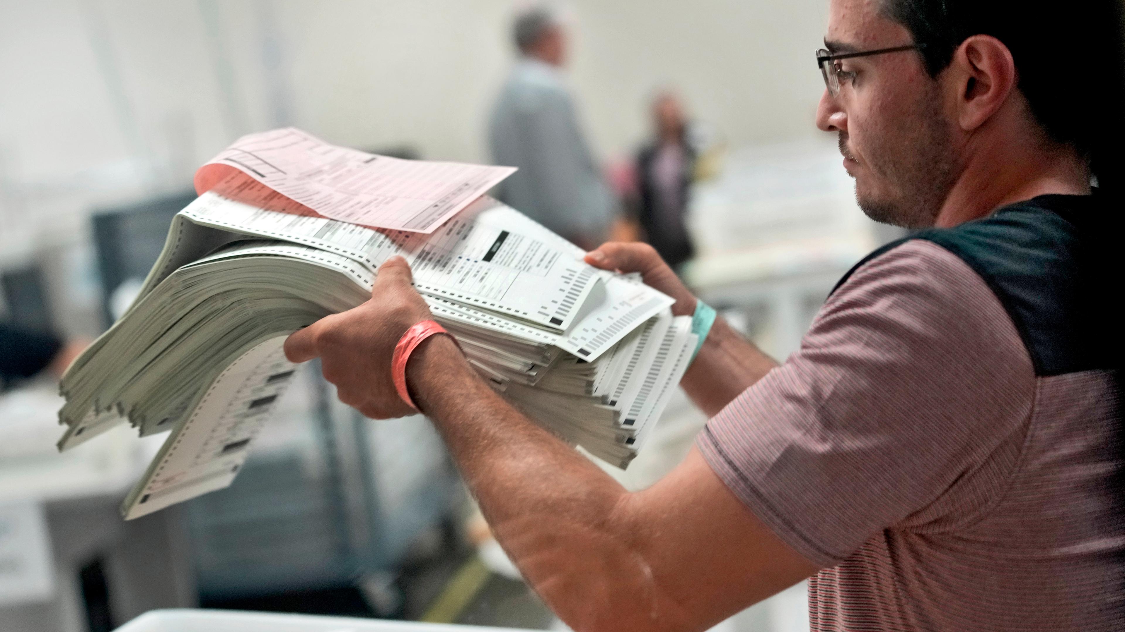 Wahlhelfer in den USA bereitet Briefwahlstimmen zur Auszählung vor.