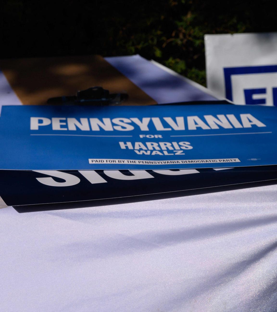 "I Voted"-Sticker und Poster liegen vor einem Regierungsgebäude in Pennsylvania.